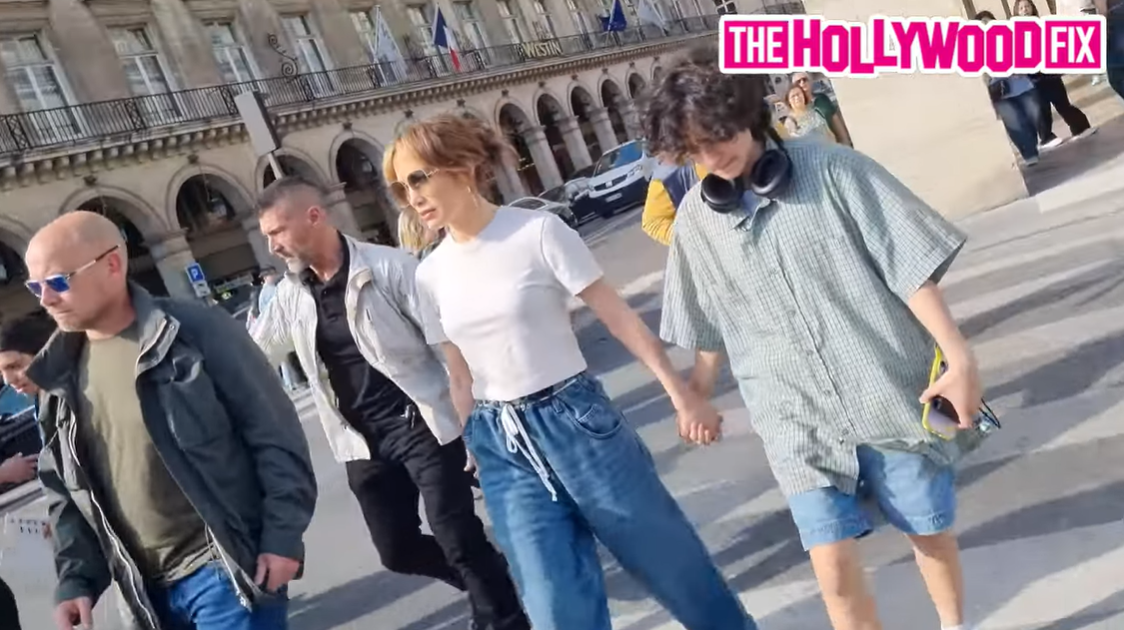 Jennifer Lopez y Emme Muñiz pasean con seguridad en París, Francia, como se ve en un vídeo del 12 de mayo de 2024 | Fuente: YouTube/TheHollywoodFix