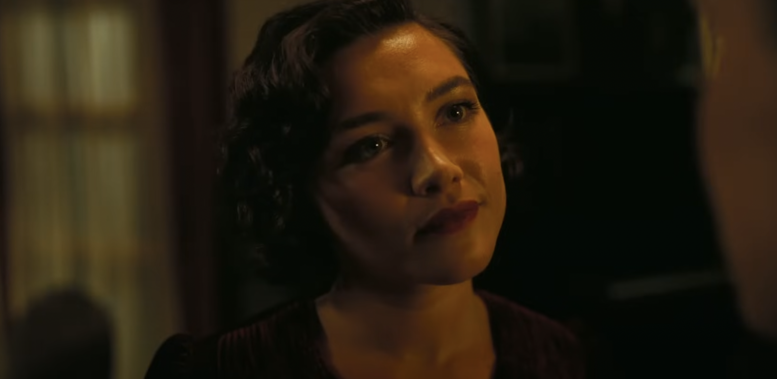 Florence Pugh en el plató de "Oppenheimer" publicado el 16 de diciembre de 2023 | Fuente: YouTube/@UniversalPictures