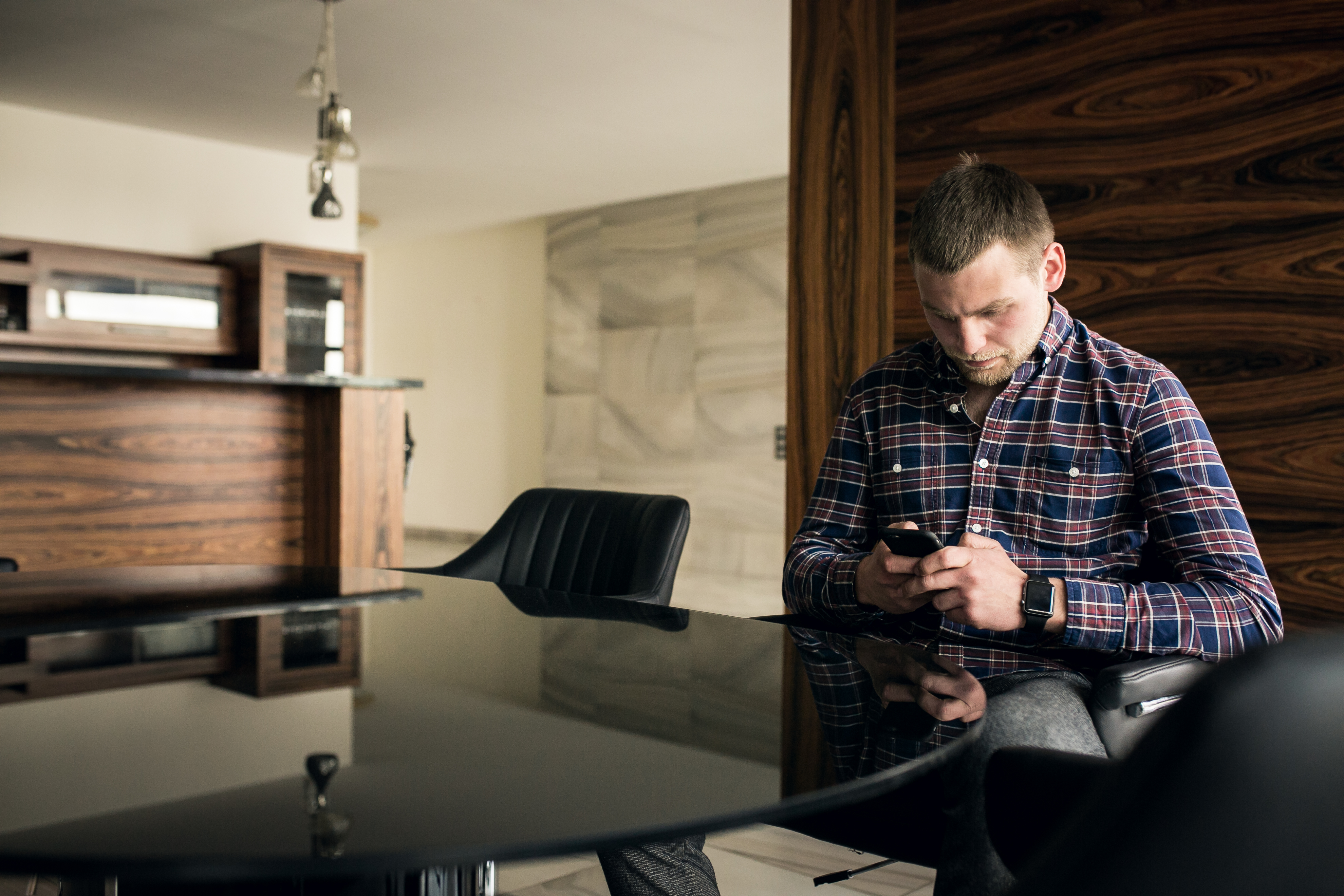 Un hombre mirando fijamente su teléfono | Fuente: Freepik