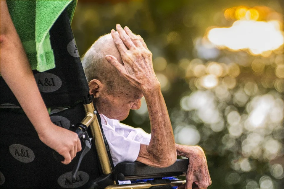 Anciano en silla de ruedas. | Foto: Pixabay