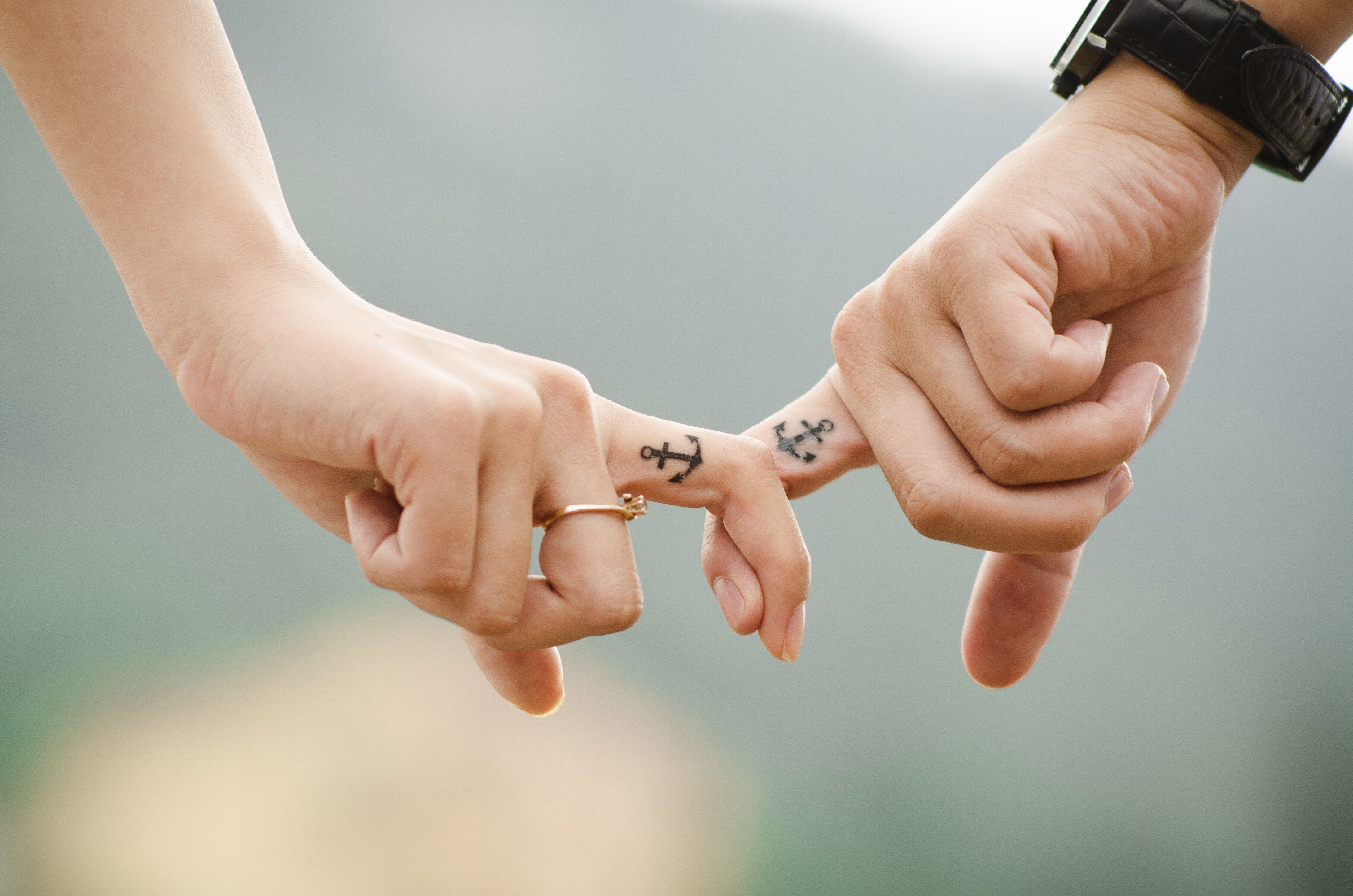 Manos de pareja con tatuajes a juego. | Foto: Pexels