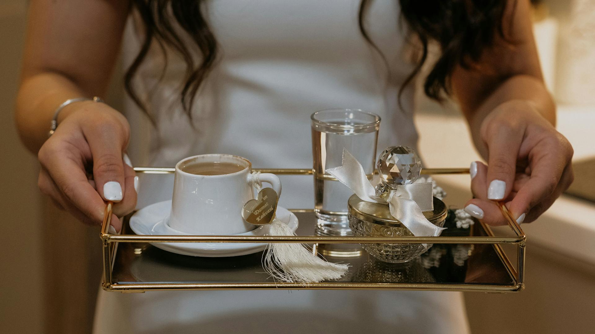Una mujer llevando una bandeja con bebidas | Fuente: Pexels