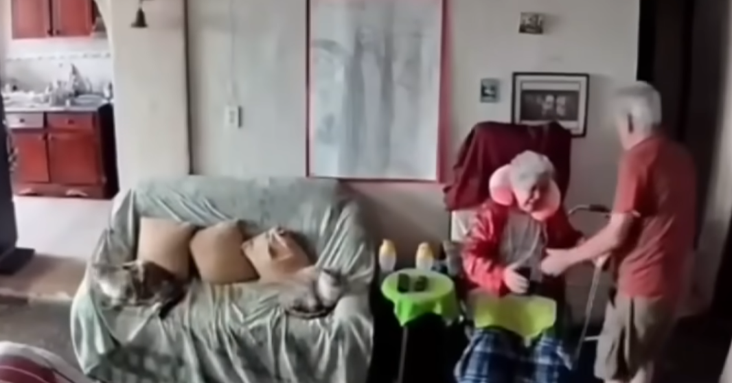 Los abuelitos Judith y Félix tomados de las manos durante los terremosos que azotaron Venezuela el pasado 24 de junio de 2026 | Fuente: YouTube/Imagen Noticias