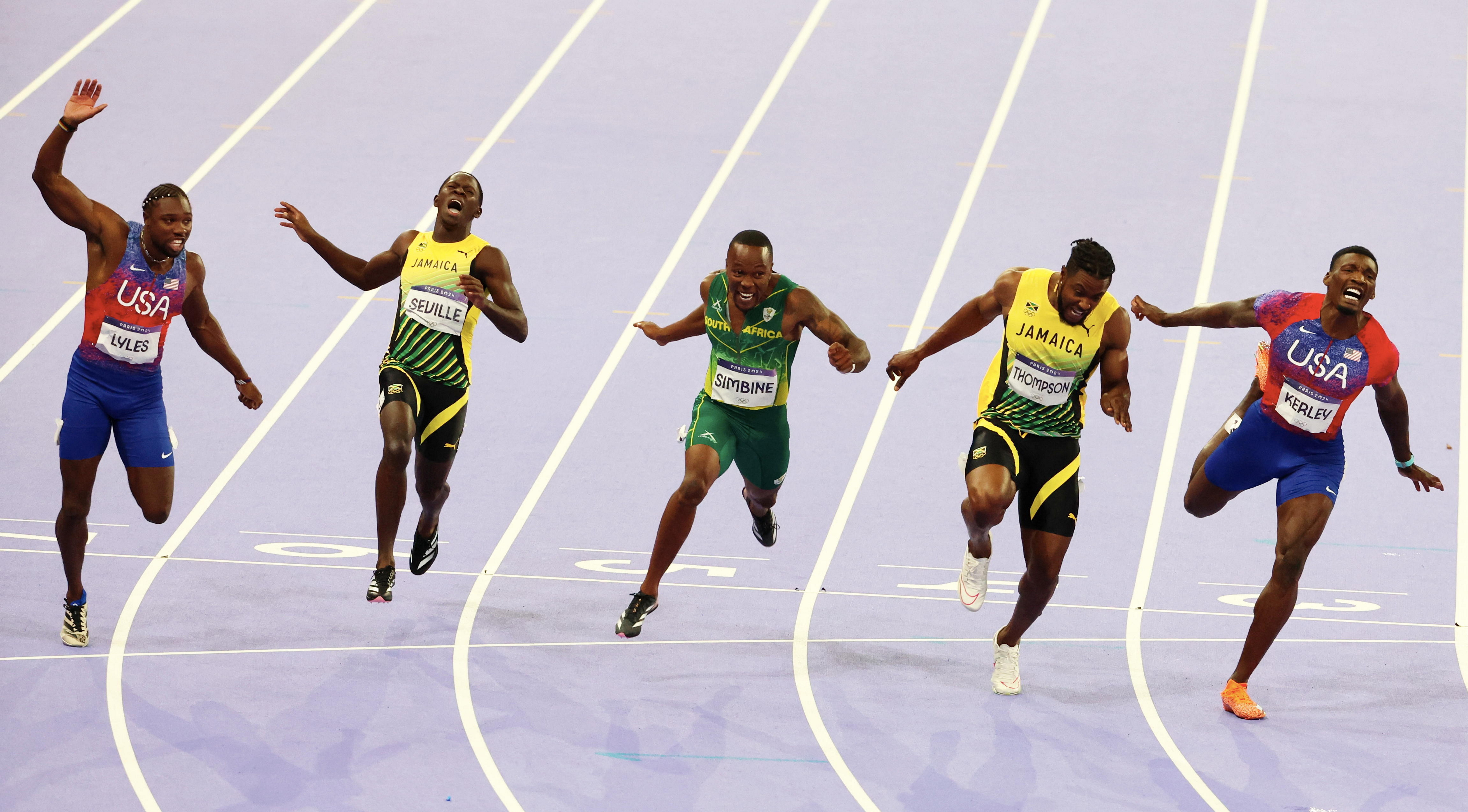 Noah Lyles, Oblique Seville, Akani Simbine y Kishane Thompson cruzan la línea de meta durante la final masculina de los 100 metros planos de los Juegos Olímpicos de Verano de París 2024 en París, Francia, el 4 de agosto de 2024 | Fuente: Getty Images