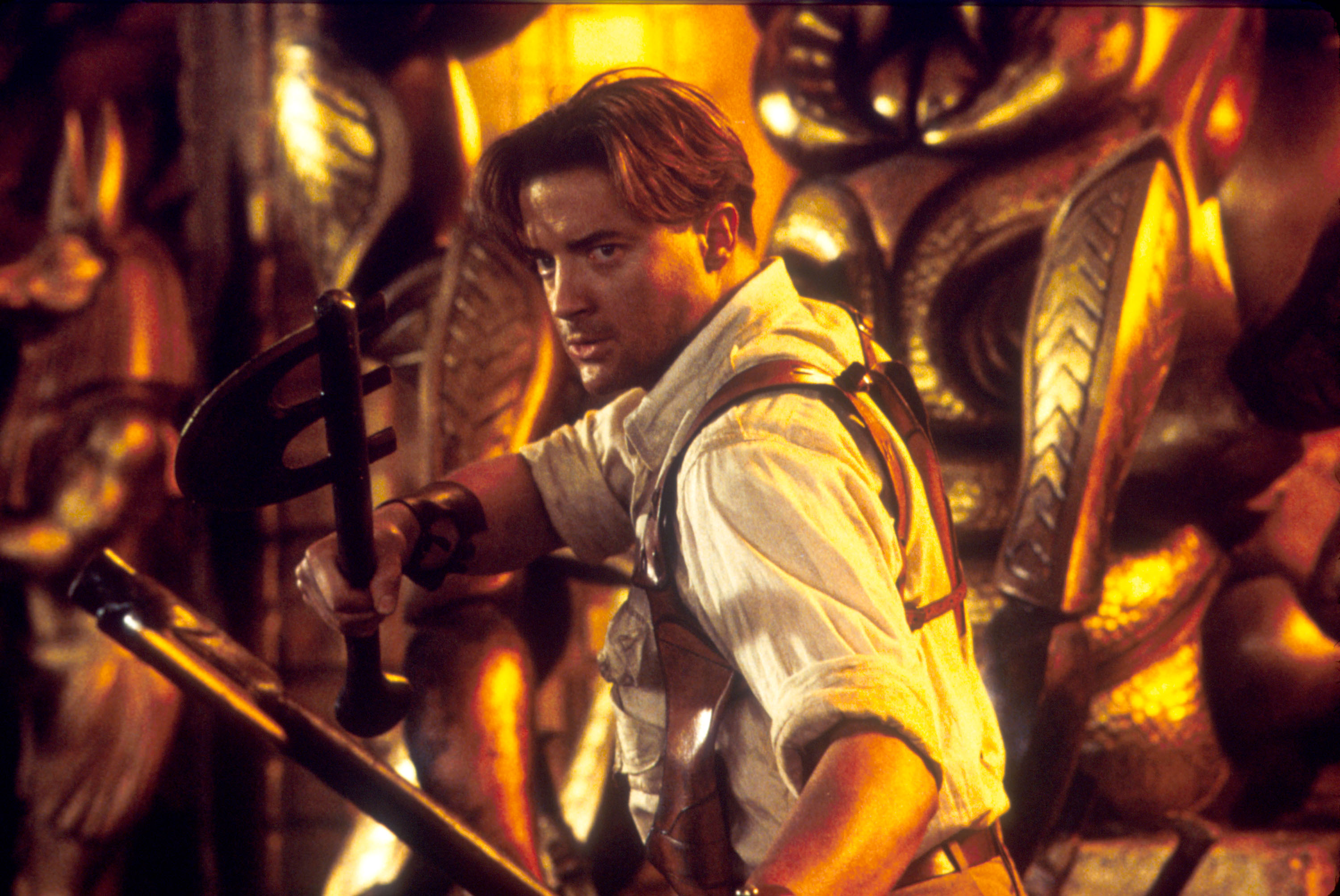 Brendan Fraser interpretando a Rick O'Connell en The Mummy Returns (2001), durante el rodaje de la cual sufrió una costilla rota, una lesión en la rodilla y un disco vertebral dañado mientras rodaba escenas de acción muy exigentes físicamente. | Fuente: Getty Images