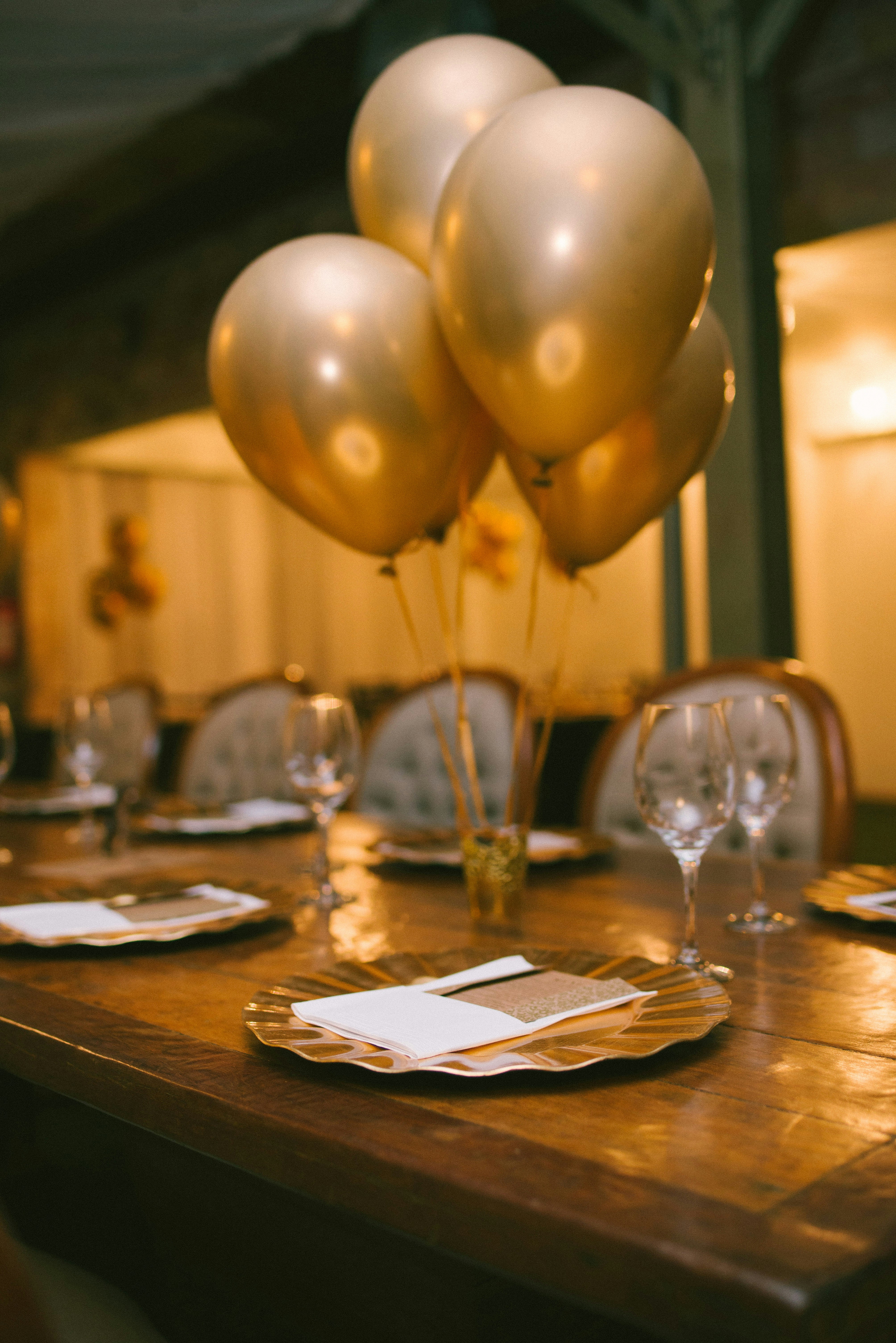 Adornos de fiesta dorados sobre una mesa | Fuente: Unsplash