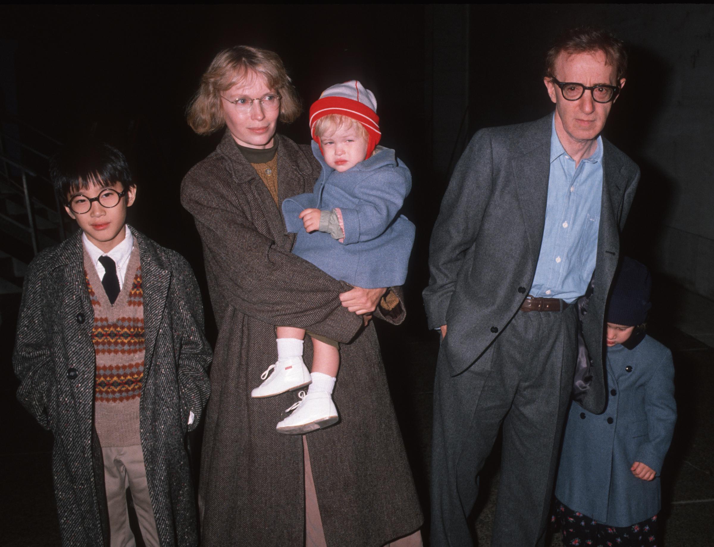 Woody Allen, Mia Farrow y sus hijos asisten a la representación de The Apple Circus en Nueva York, el 3 de noviembre de 1989. | Fuente: Getty Images