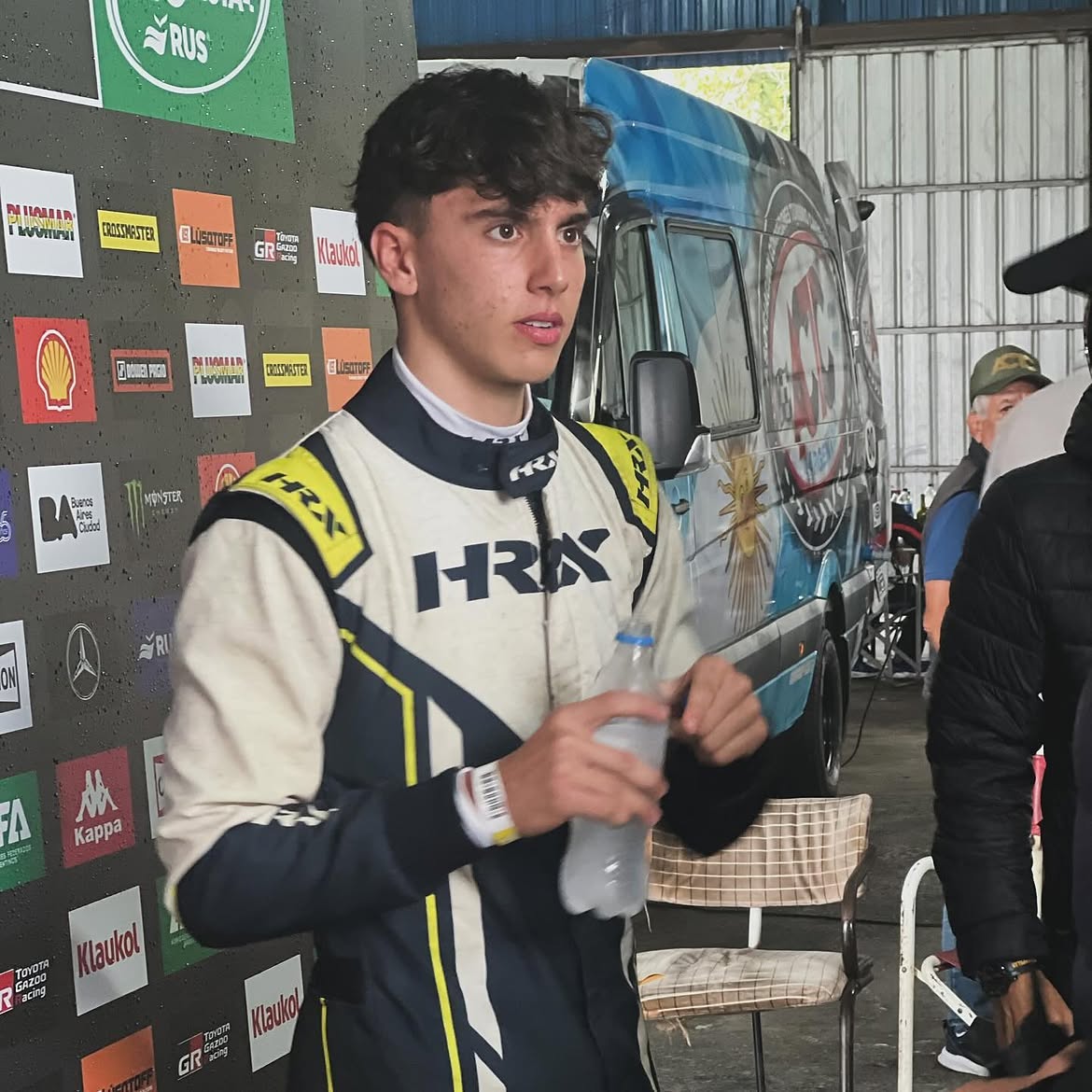 Malek El Bacha, hijo de Karina Mazzocco, hizo podio en la primera carrera en fórmula 4 nueva generación en abril de 2024 | Fuente: Instagram/karinamazzocco