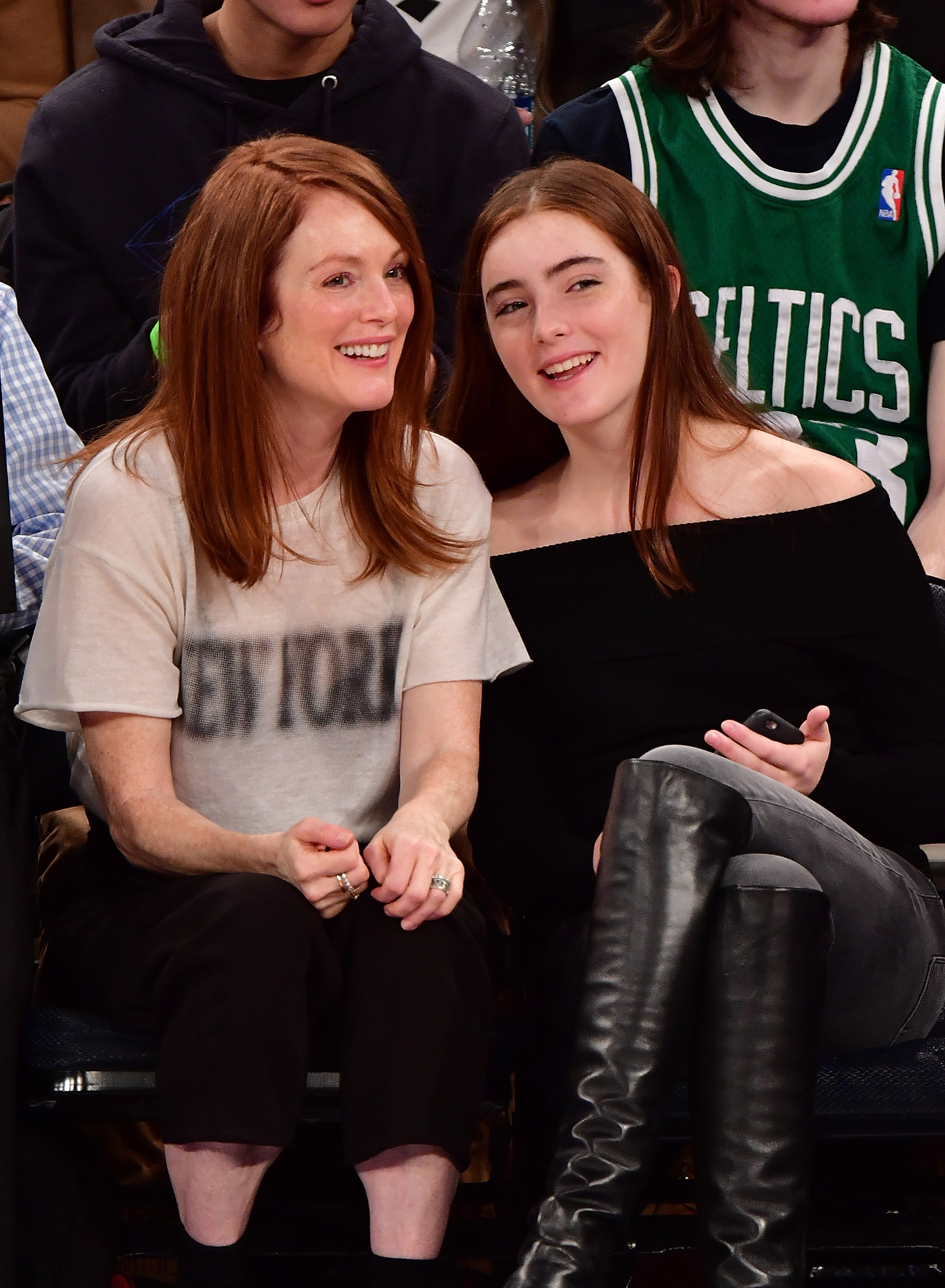 Julianne Moore y Liv Freundlich asisten al partido de los Boston Celtics contra los New York Knicks el 25 de diciembre de 2016 | Fuente: Getty Images