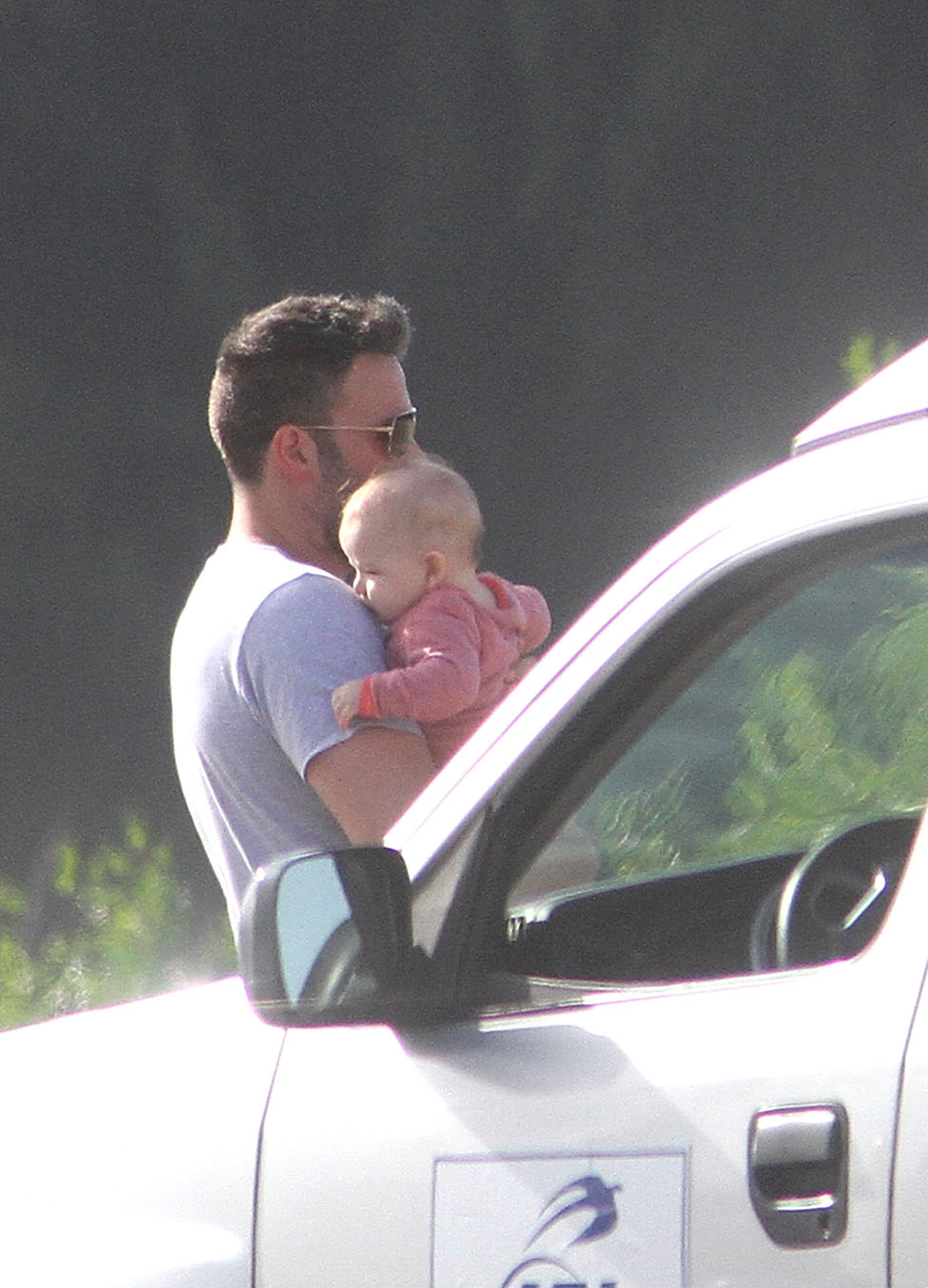 Ben Affleck lleva a su hijo Samuel Garner Affleck en el Aeropuerto Internacional Luis Muñoz Marín el 14 de julio de 2012, en San Juan, Puerto Rico | Fuente: Getty Images