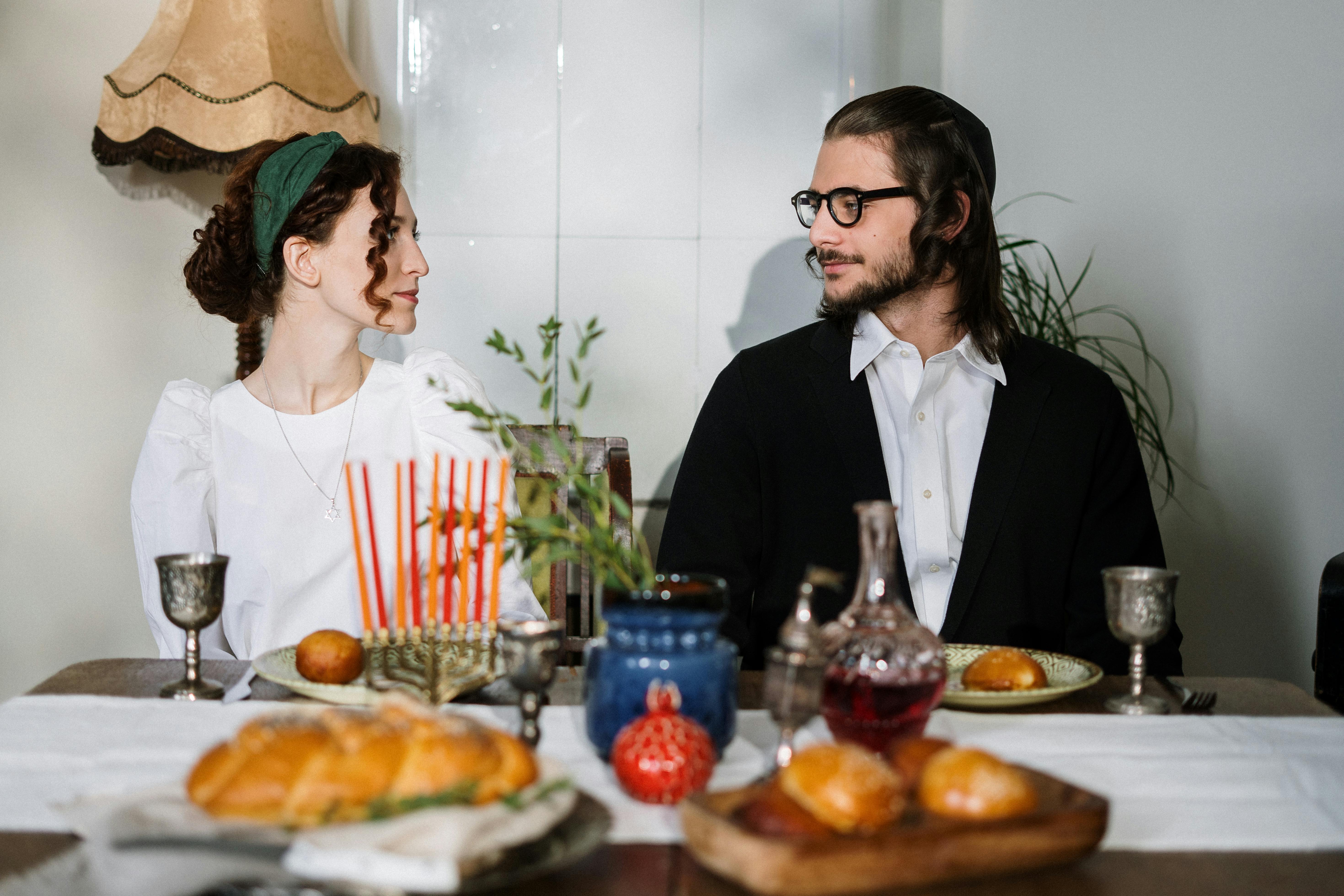 Un hombre y una mujer mirándose | Fuente: Pexels