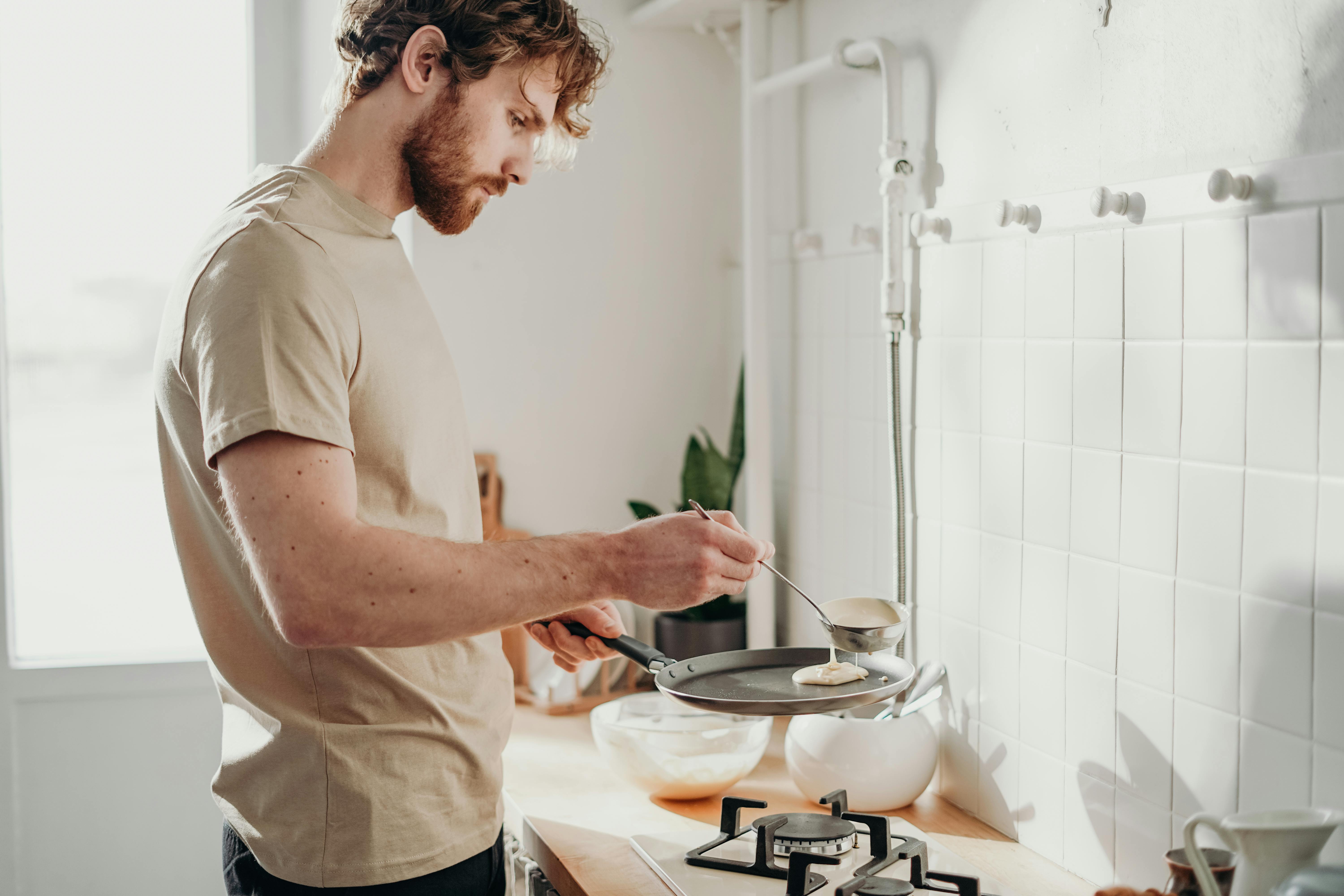 Un hombre preparando tortitas | Fuente: Pexels