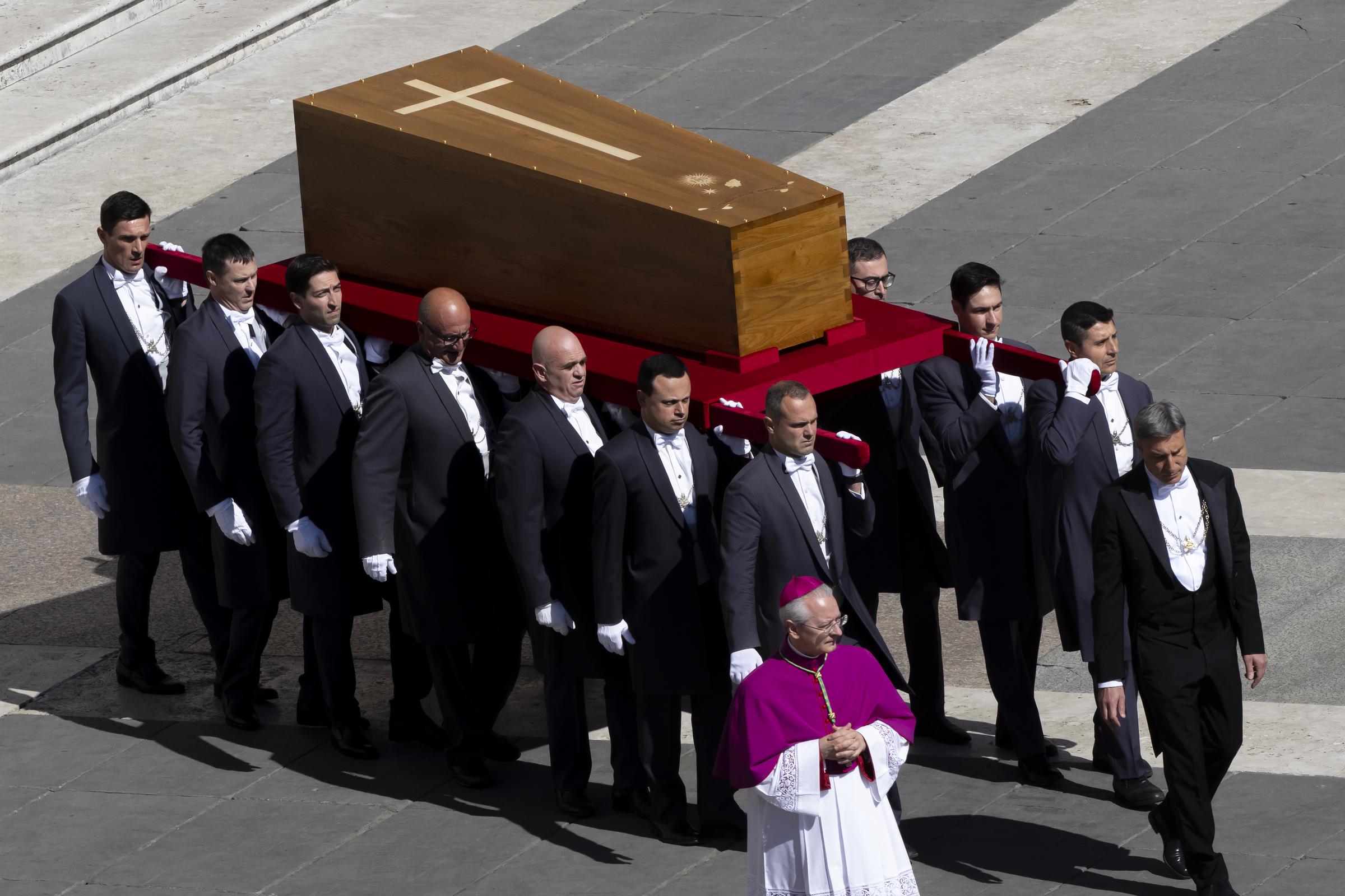 El féretro del papa Francisco es llevado a la Plaza de San Pedro para su funeral en el Vaticano el 26 de abril de 2025 | Fuente: Getty Images