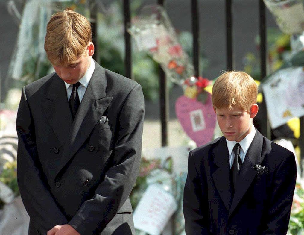 El príncipe William y el príncipe Harry inclinan la cabeza durante el cortejo fúnebre de la princesa Diana en la Abadía de Westminster el 6 de septiembre de 1997 | Fuente: Getty Images