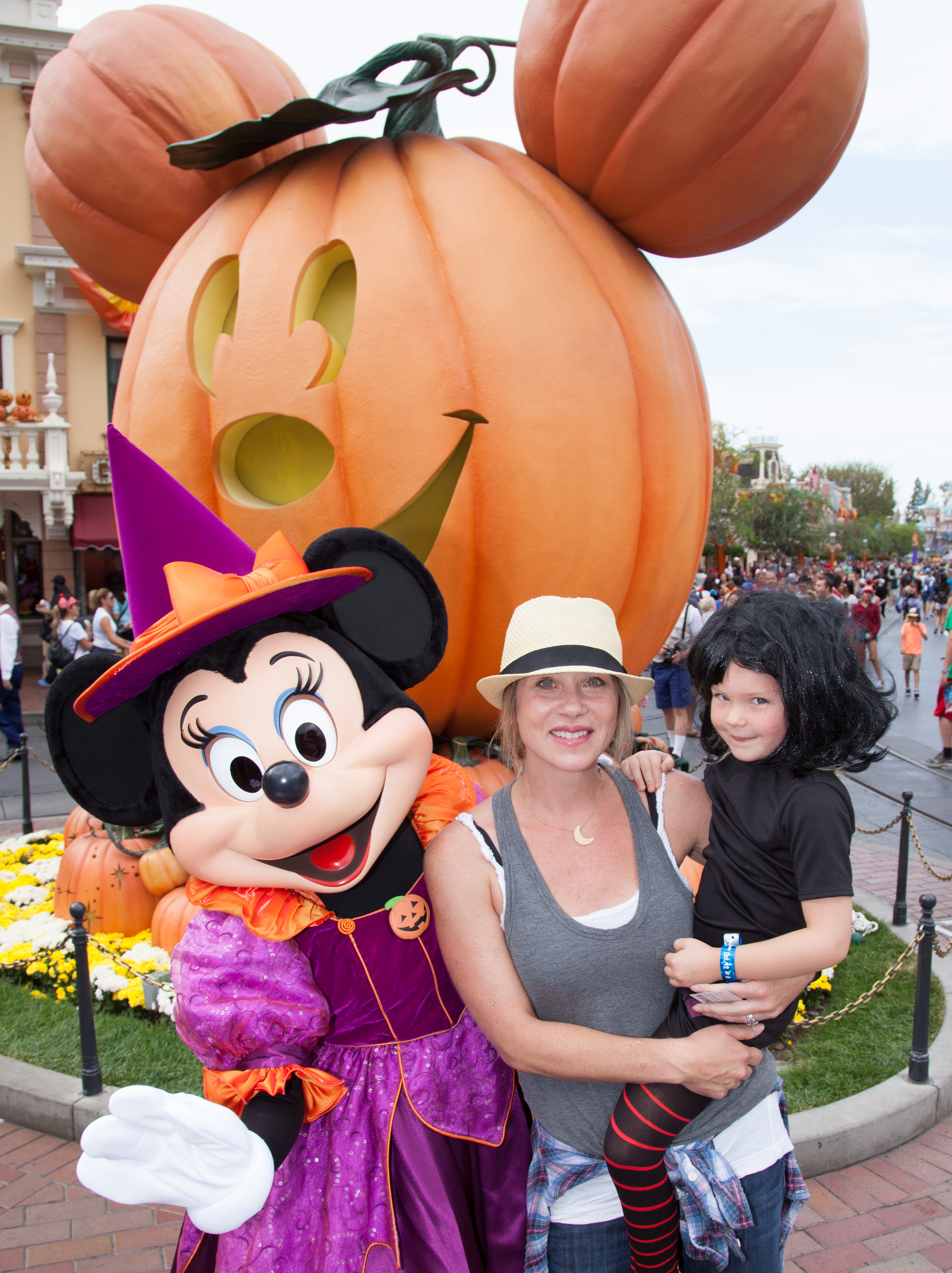 Christina Applegate y Sadie LeNoble en Disneyland el 12 de octubre de 2015 | Fuente: Getty Images