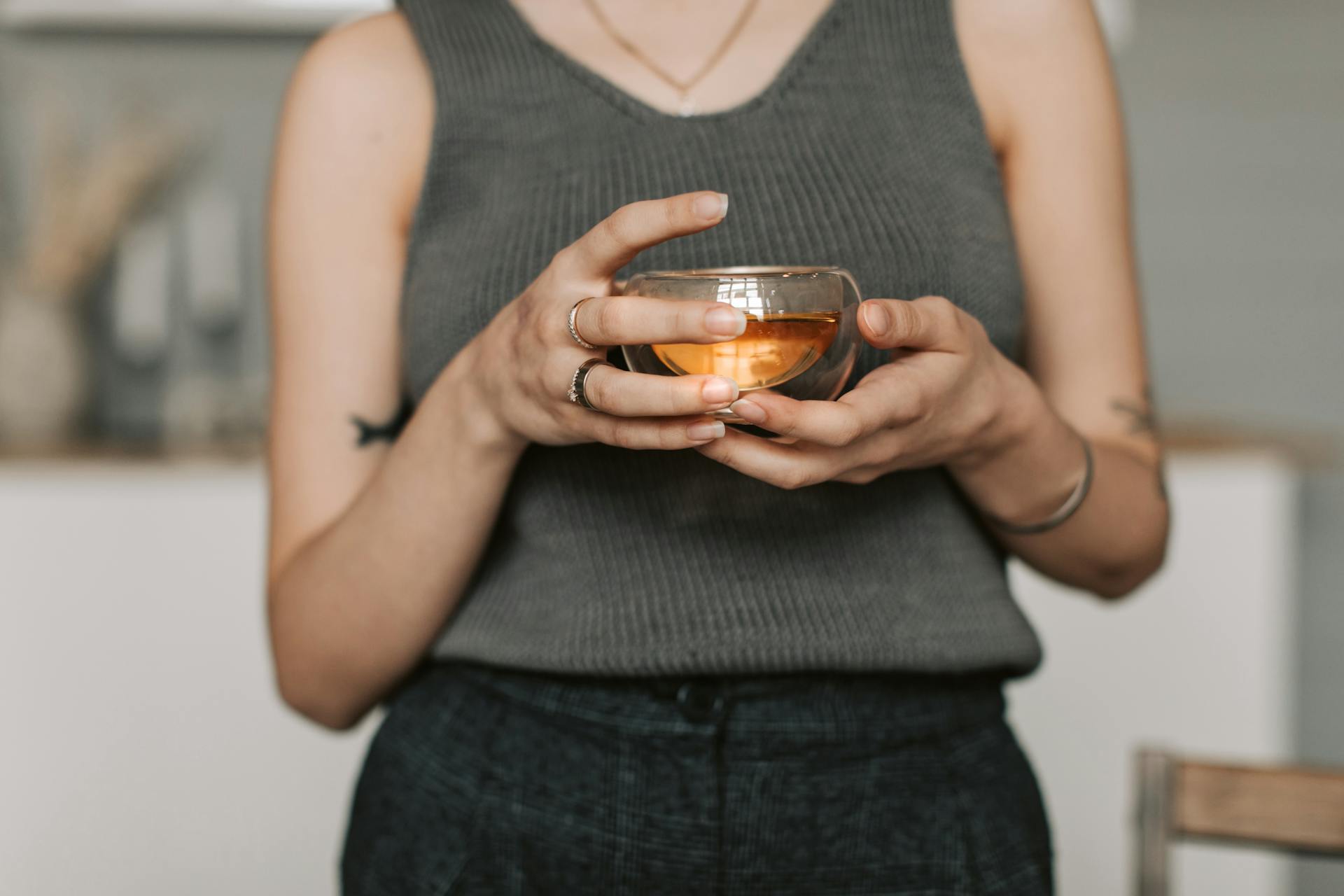 Mujer con una taza de té en la mano | Fuente: Pexels