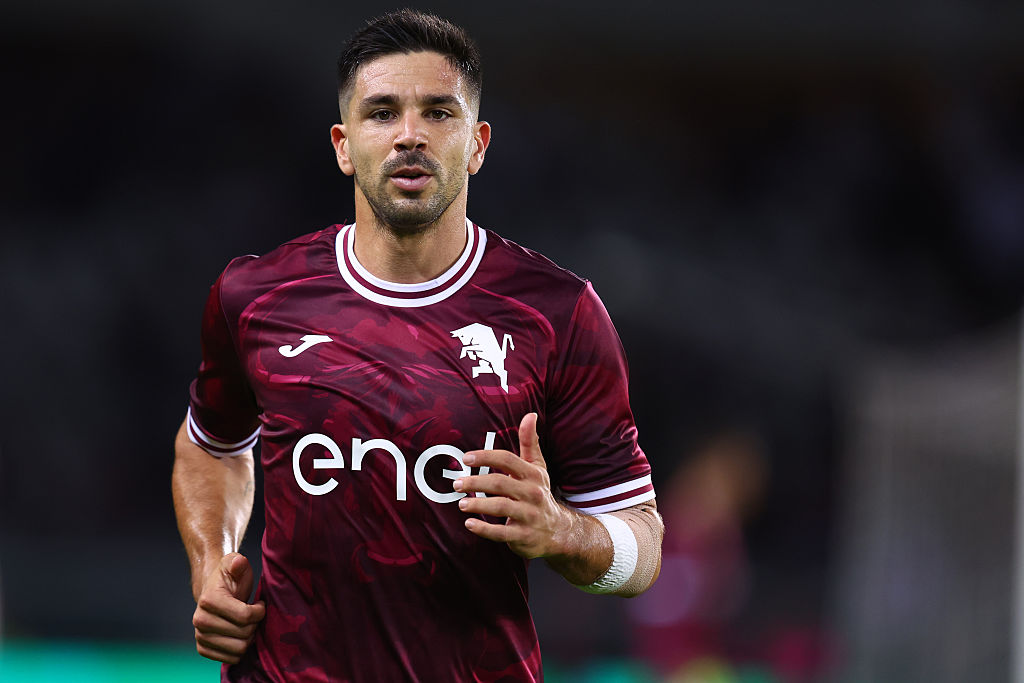 Giovanni Simeone, del Torino FC, observa el partido de octavos de final de la Coppa Italia entre el Torino FC y el AC Monza. El AC Monza gana 1-0 al Torino FC. | Fuente: Getty Images