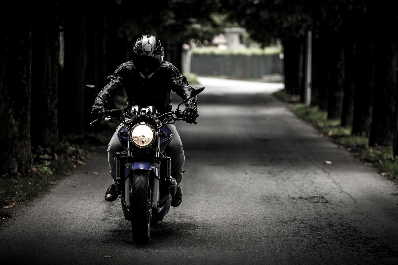 Una persona en moto | Fuente: Pixabay