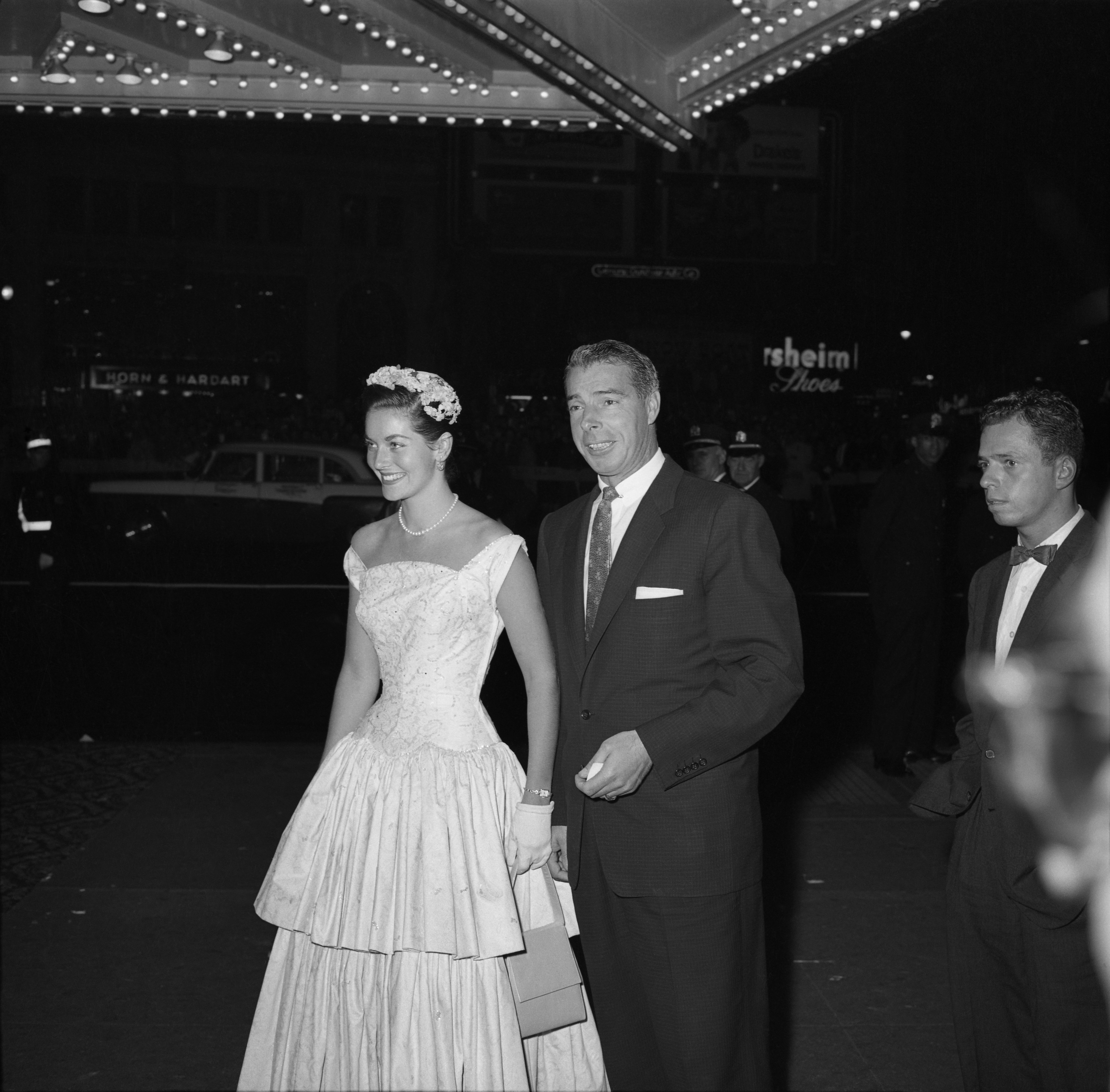 La ex Miss América y leyenda del béisbol Joe DiMaggio en la noche de apertura de "Judy Garland" el 26 de septiembre de 1956, en Nueva York. | Fuente: Getty Images