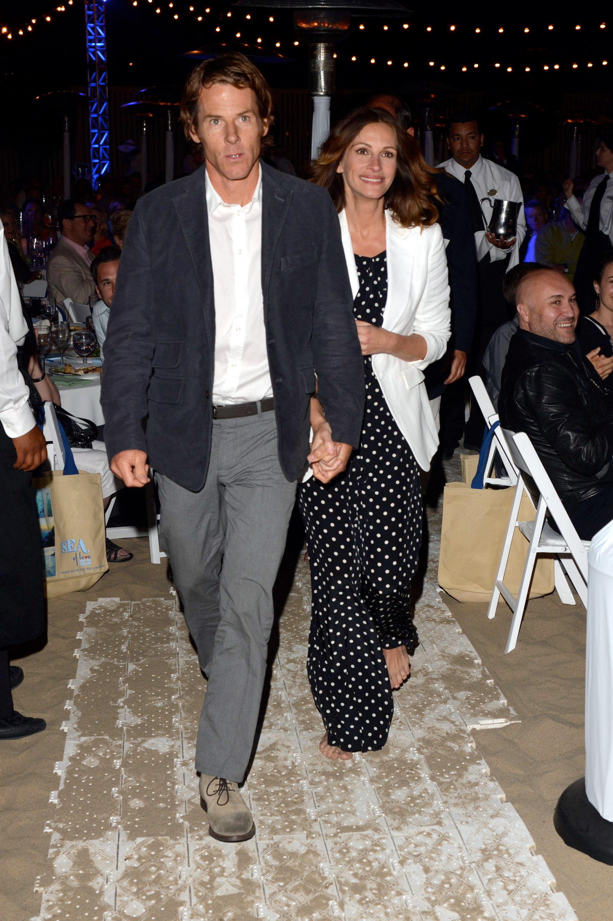 Daniel Moder y Julia Roberts en la presentación y cena de los premios anuales "Bring Back The Beach" de Heal The Bay en Santa Mónica, California, el 17 de mayo de 2012 | Fuente: Getty Images