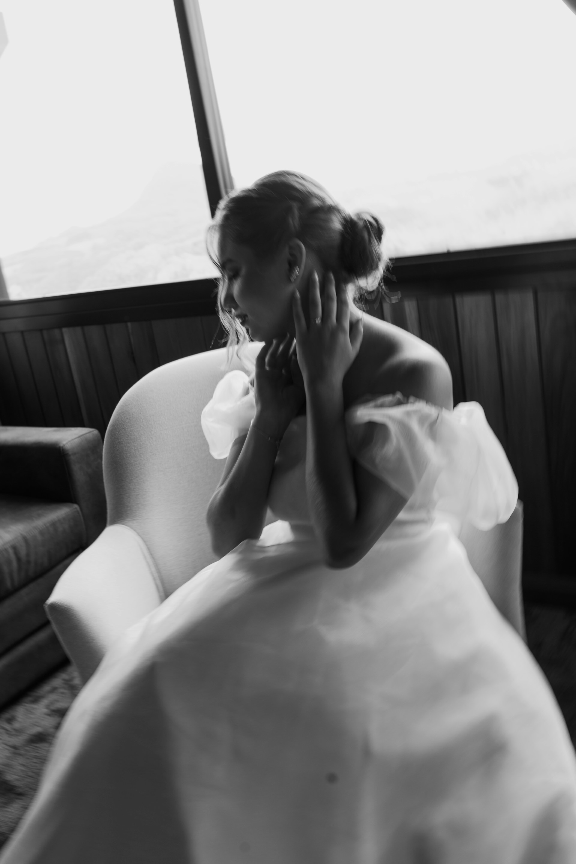 Una novia sentada en el sofá | Fuente: Unsplash