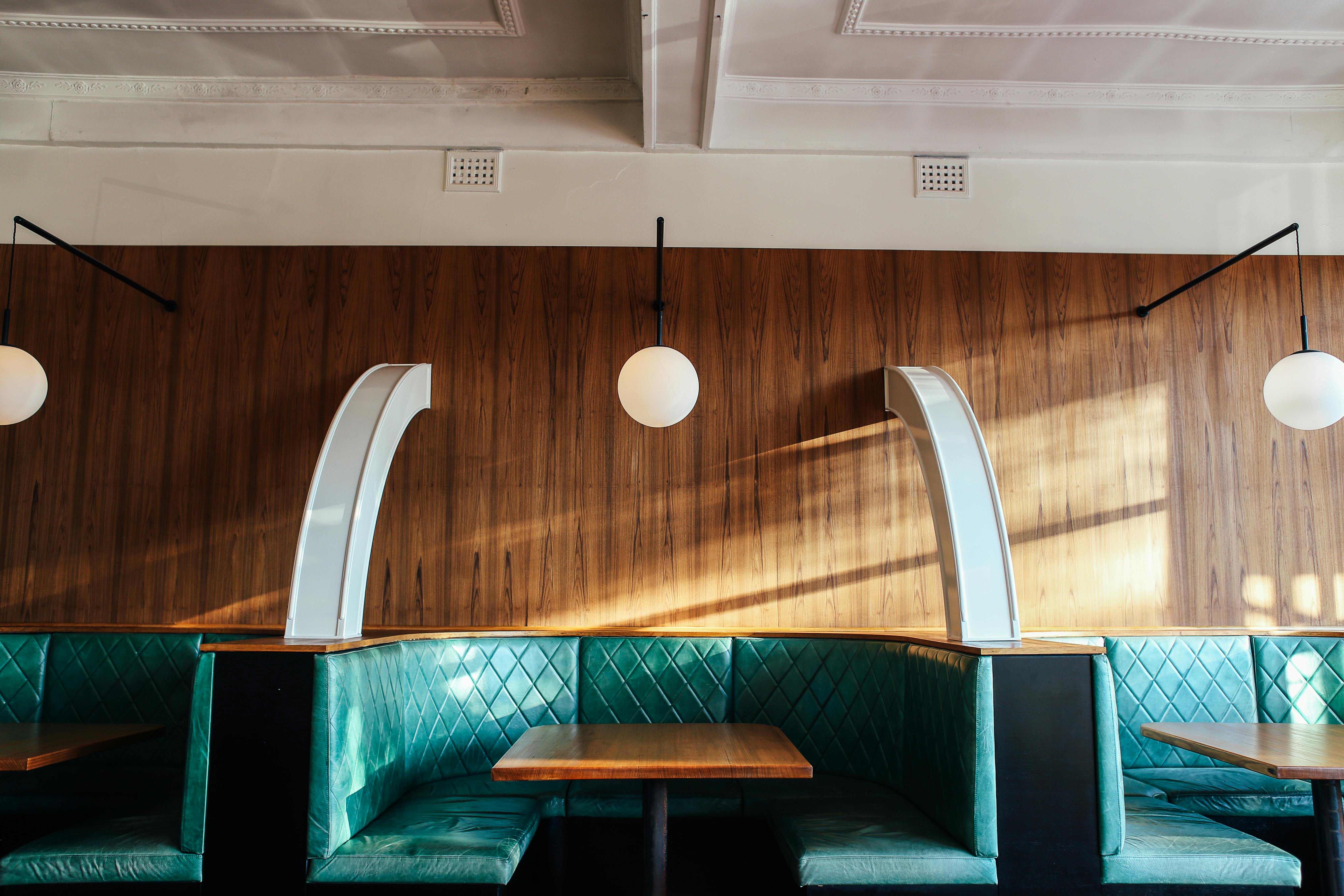 Interior de una cafetería | Fuente: Pexels