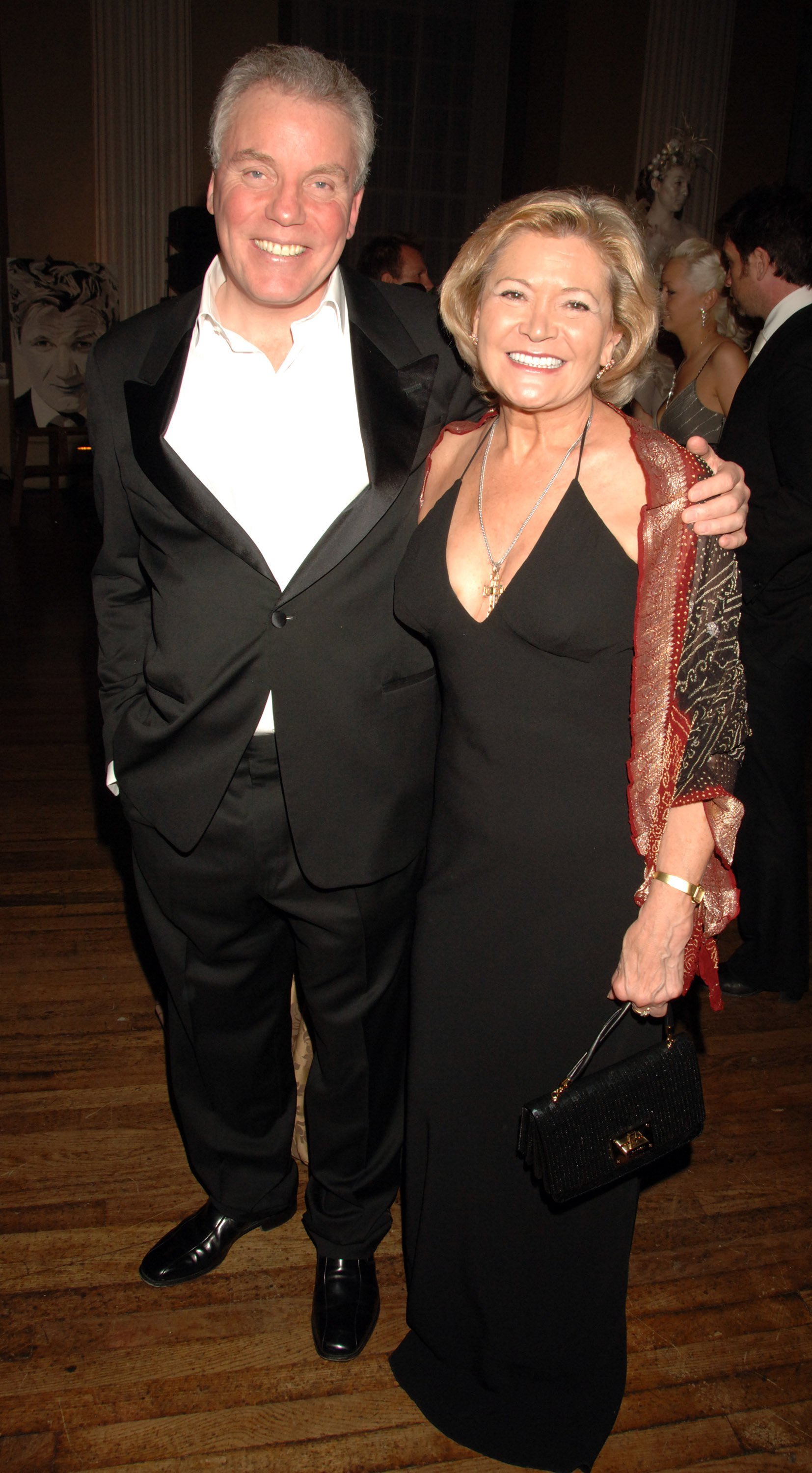 Chris Hutcheson (izquierda) y su esposa Greta asisten a la fiesta del cumpleaños número 40 del famoso chef Gordon Ramsay en la Banqueting House en Whitehall Place, el 11 de noviembre de 2006 en Londres, Inglaterra. | Foto: Getty Images
