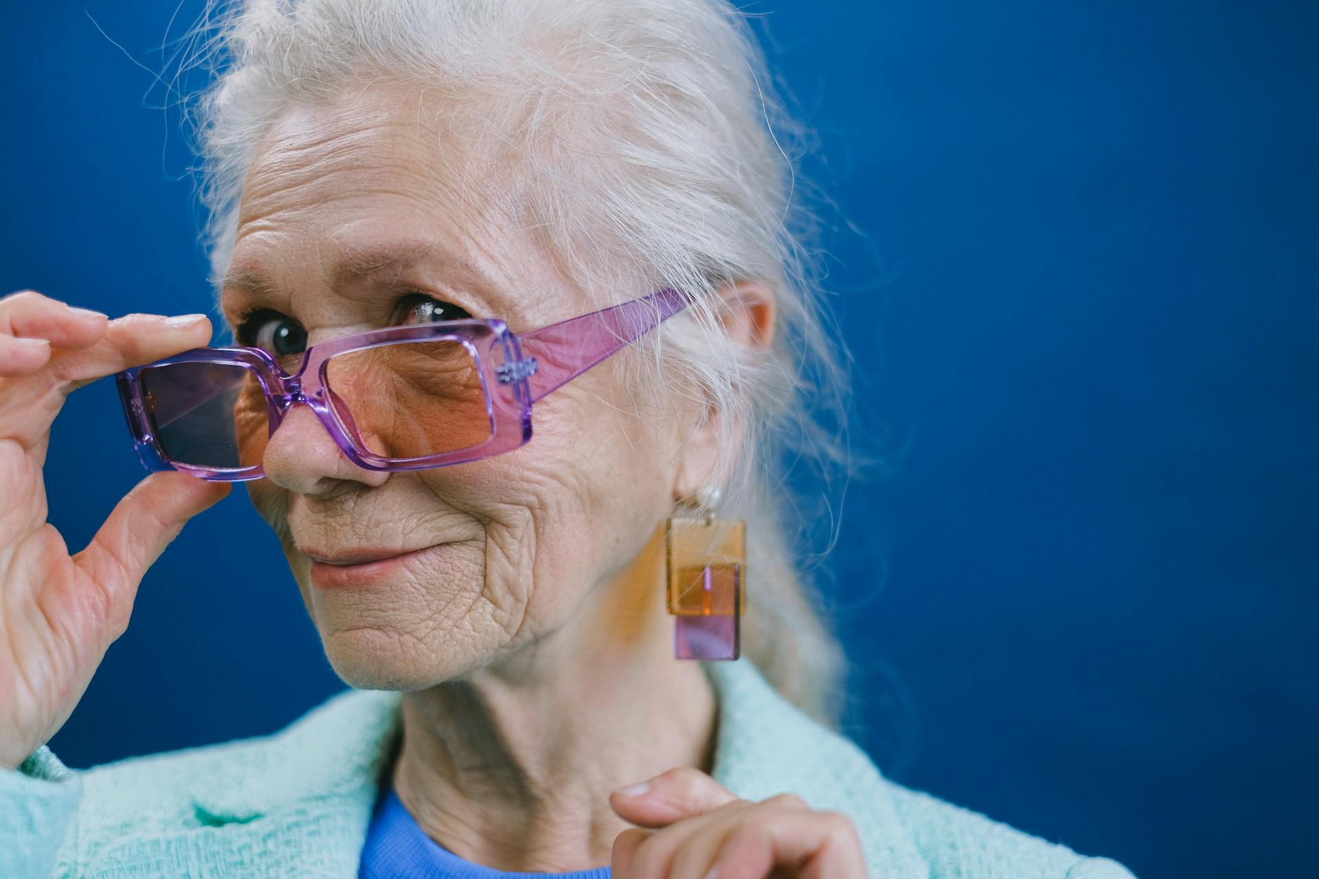 Una anciana sonriente con sus gafas | Fuente: Pexels