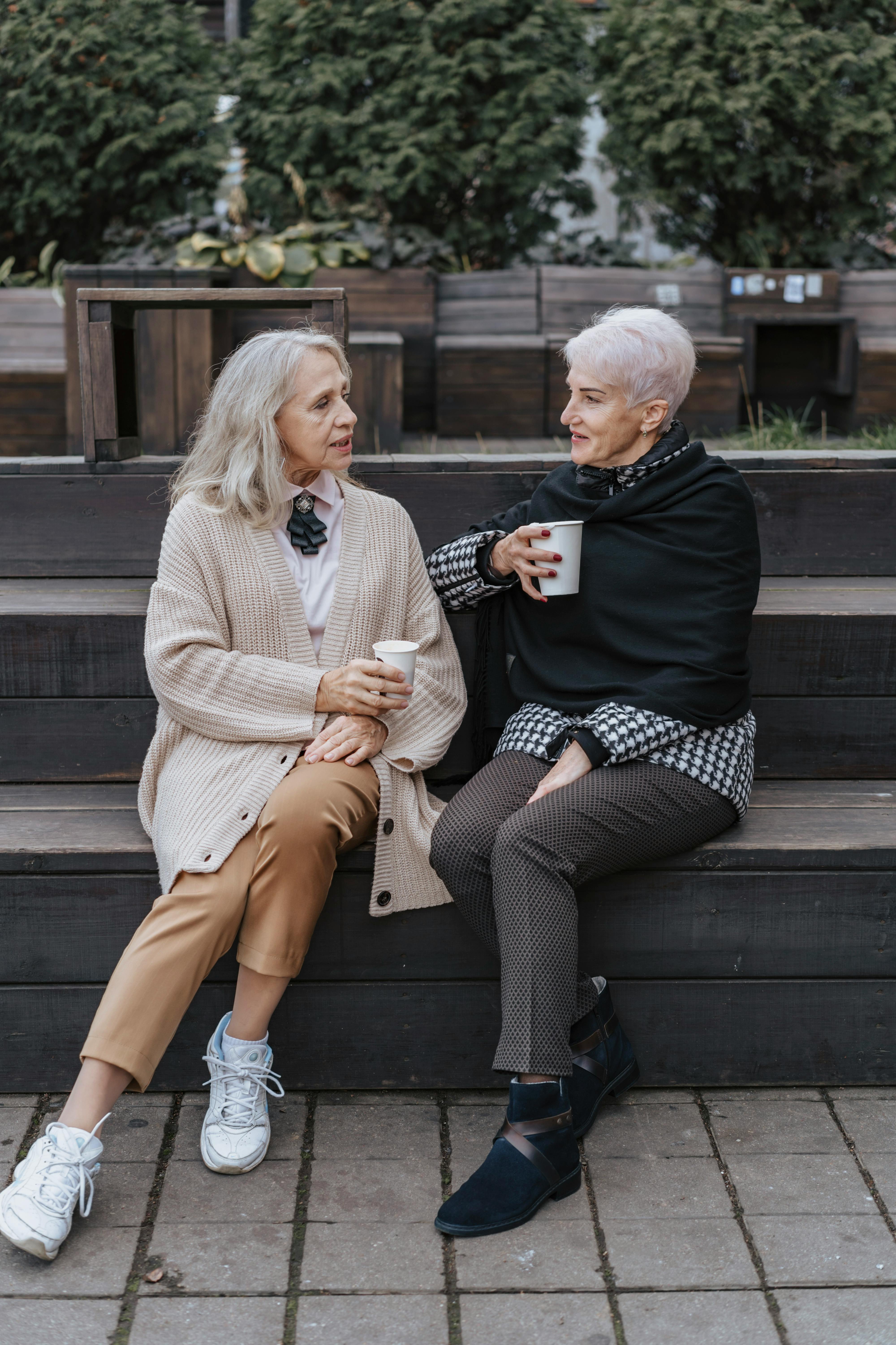 Dos amigos ancianos hablando | Fuente: Pexels