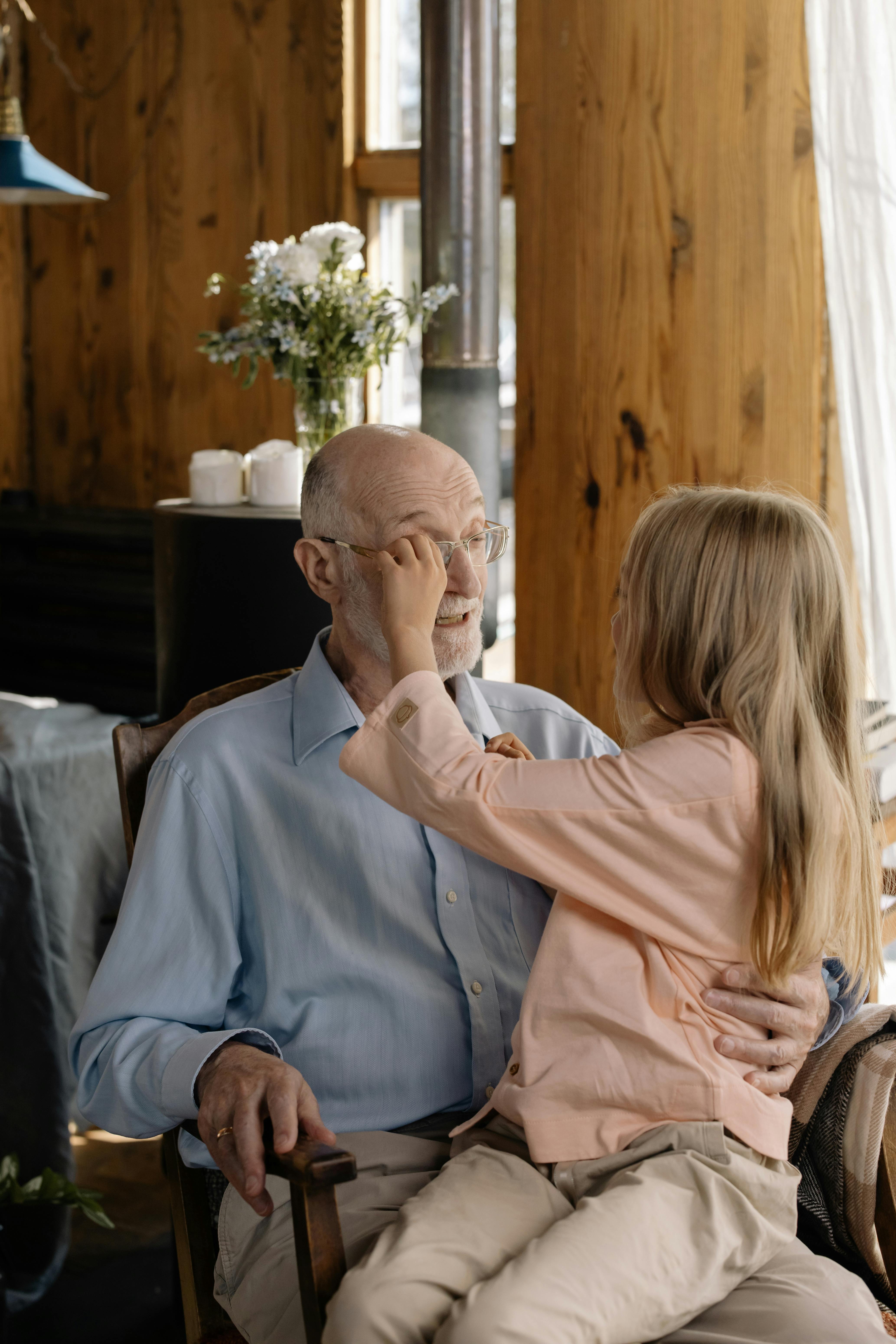 Un abuelo y su nieta | Fuente: Pexels