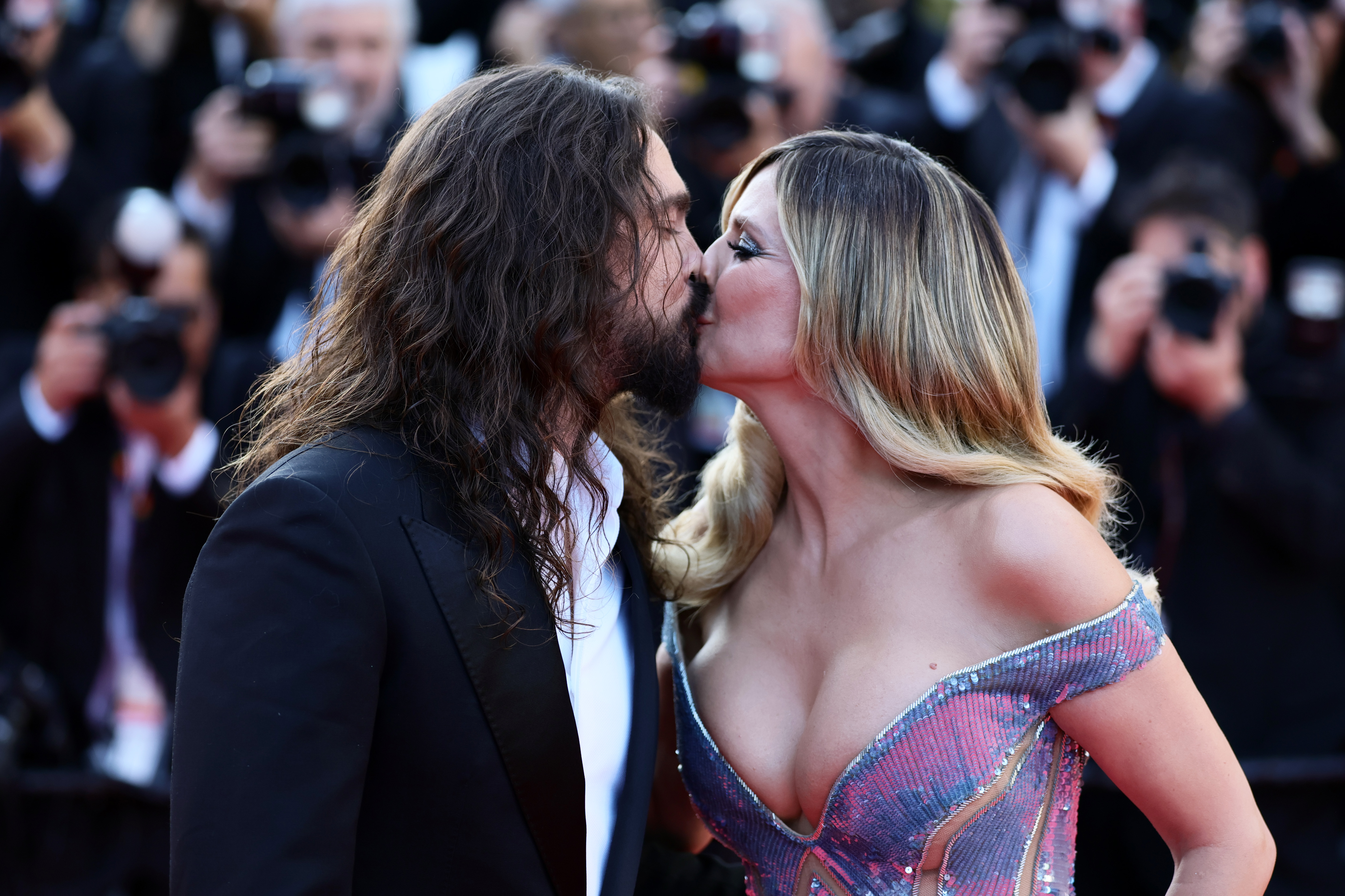 Un broche de oro con un apasionado beso entre la pareja. Klum y Kaulitz se pierden el uno en el otro a pesar de la multitud de invitados y fotógrafos que se arremolinan a su alrededor.