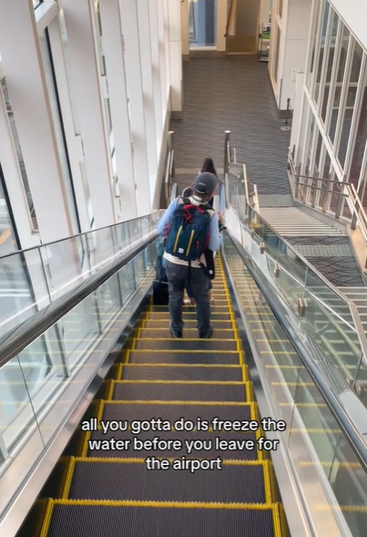 Gente bajando por una escalera mecánica en un aeropuerto, como se ve en un vídeo 12 de septiembre de 2023 | Fuente: TikTok/@gracietravels