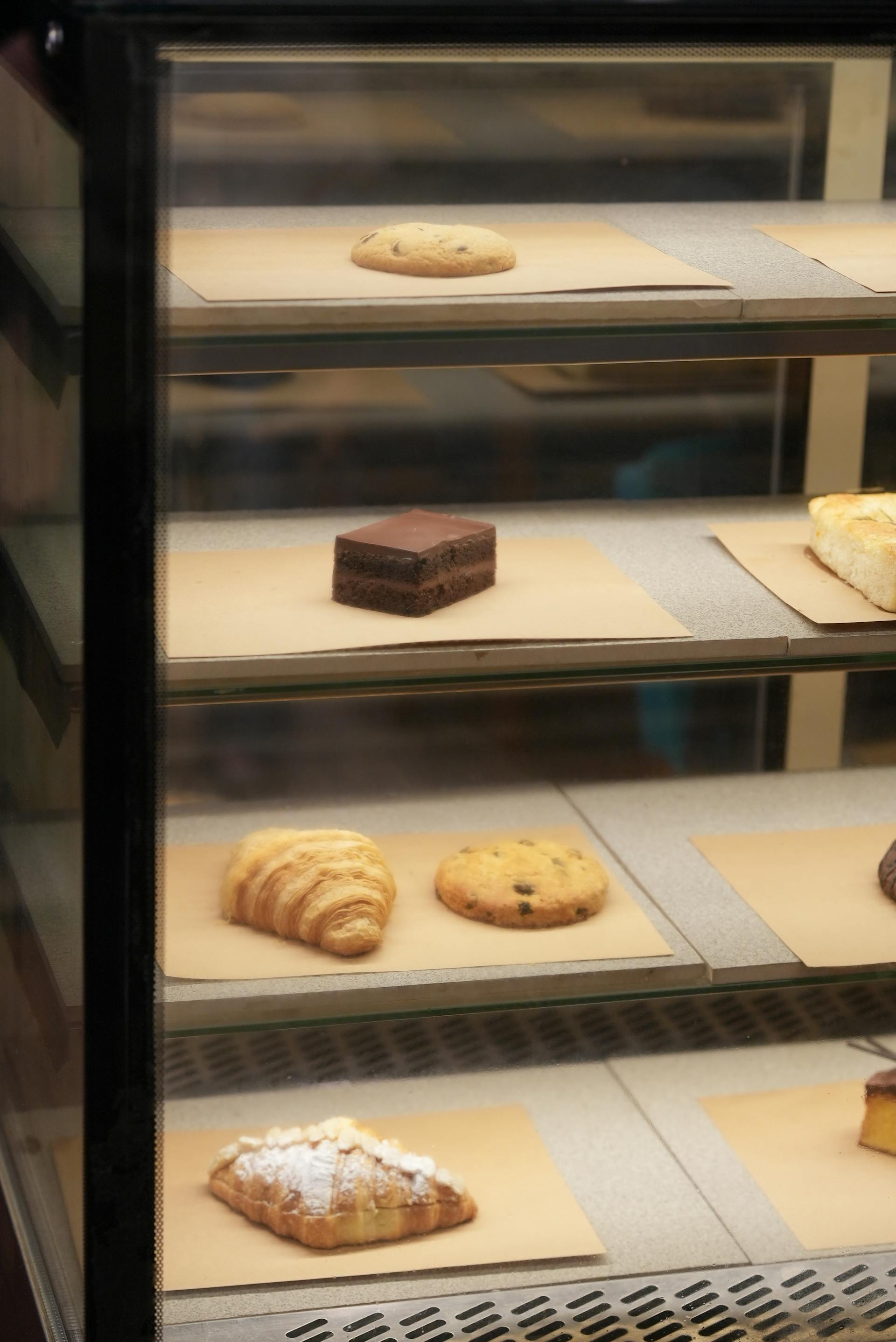 Una vitrina de panadería casi vacía | Fuente: Pexels