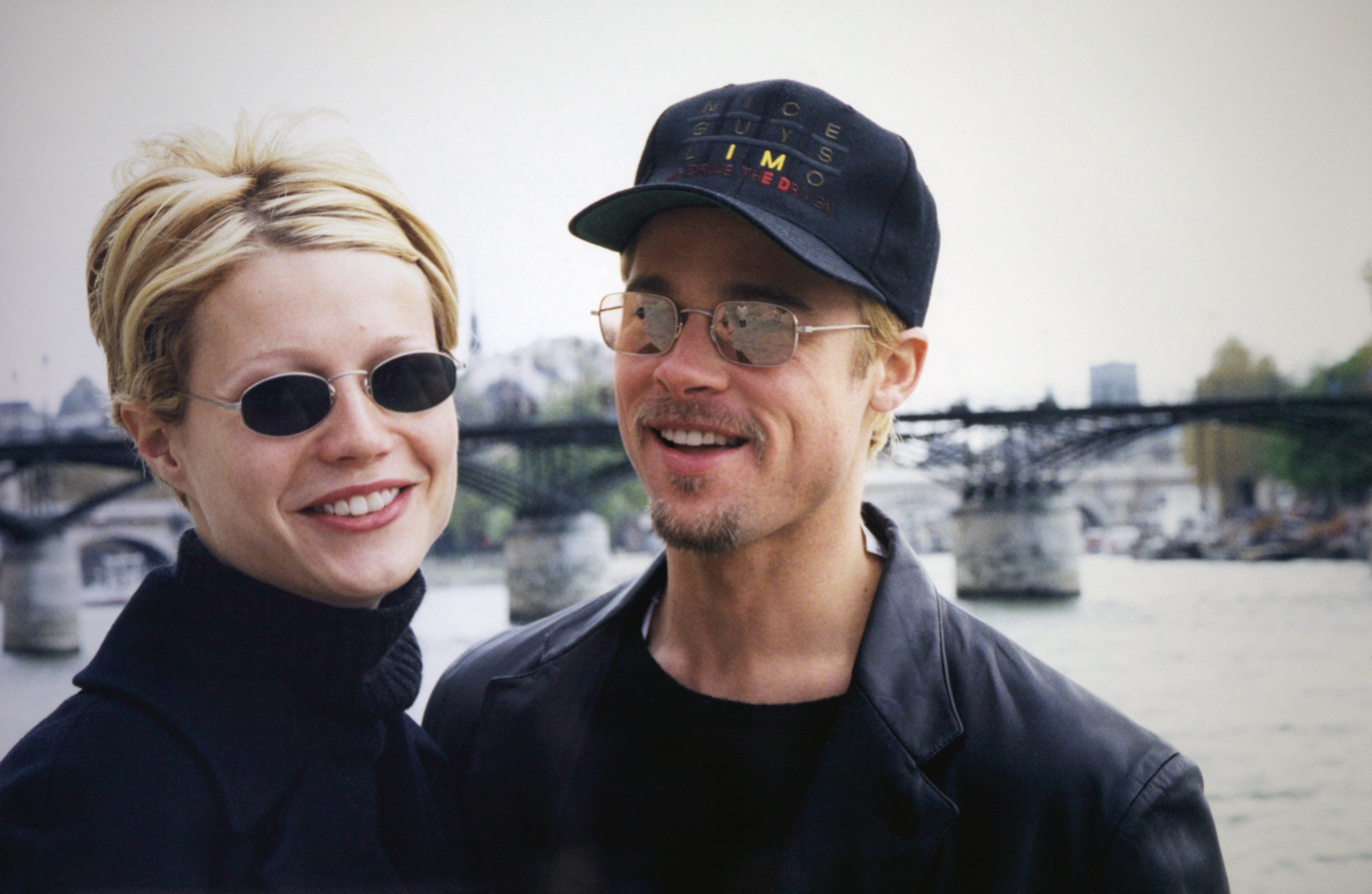 Brad Pitt y Gwyneth Paltrow en París, Francia, el 29 de marzo de 1997. | Foto: Getty Images