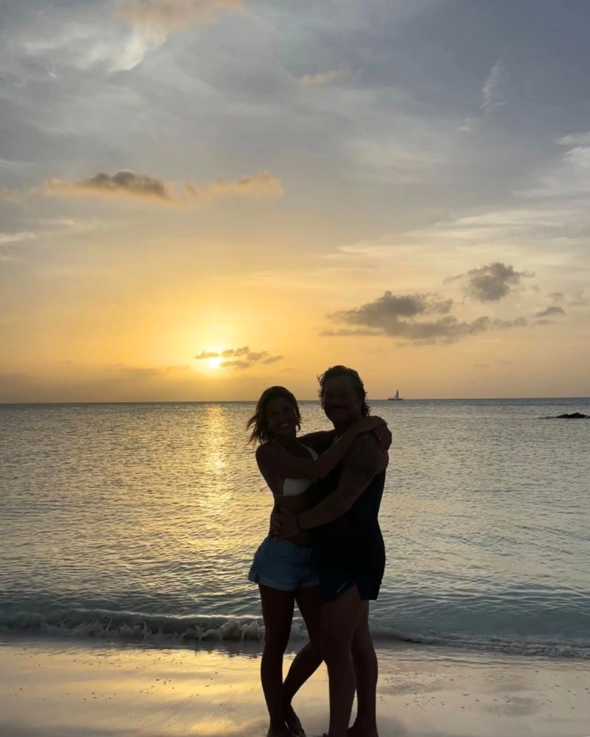 Diego Torres y su novia Martina Díaz Radonic disfrutando de sus vacaciones en la playa | Fuente: Instagram/diegotorresmusica