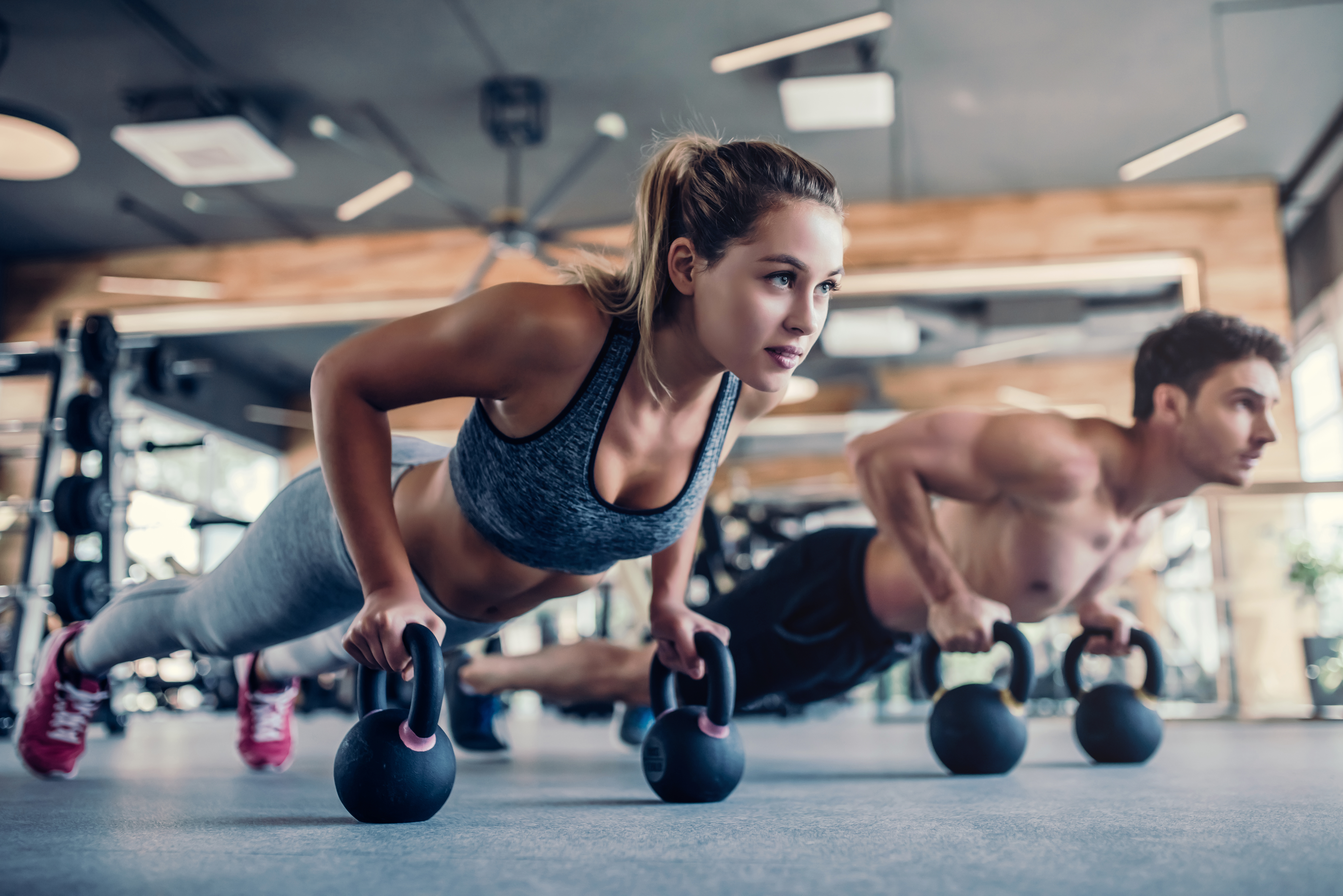 Un hombre y una mujer haciendo ejercicio en un gimnasio. | Foto: Shutterstock