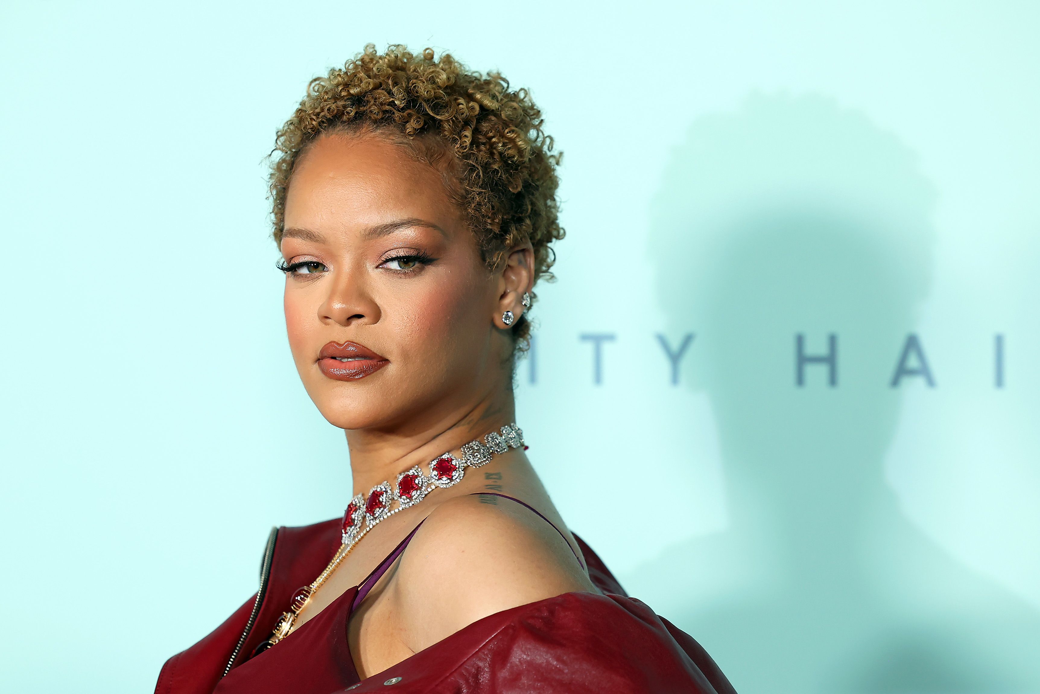 Rihanna asiste a la fiesta de lanzamiento de Rihanna x Fenty Hair Los Angeles en Nya Studios el 10 de junio de 2024 en Los Angeles, California | Fuente: Getty Images