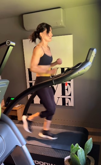 Courteney Cox haciendo ejercicio en el gimnasio | Fuente: Instagram/courteneycoxofficial/