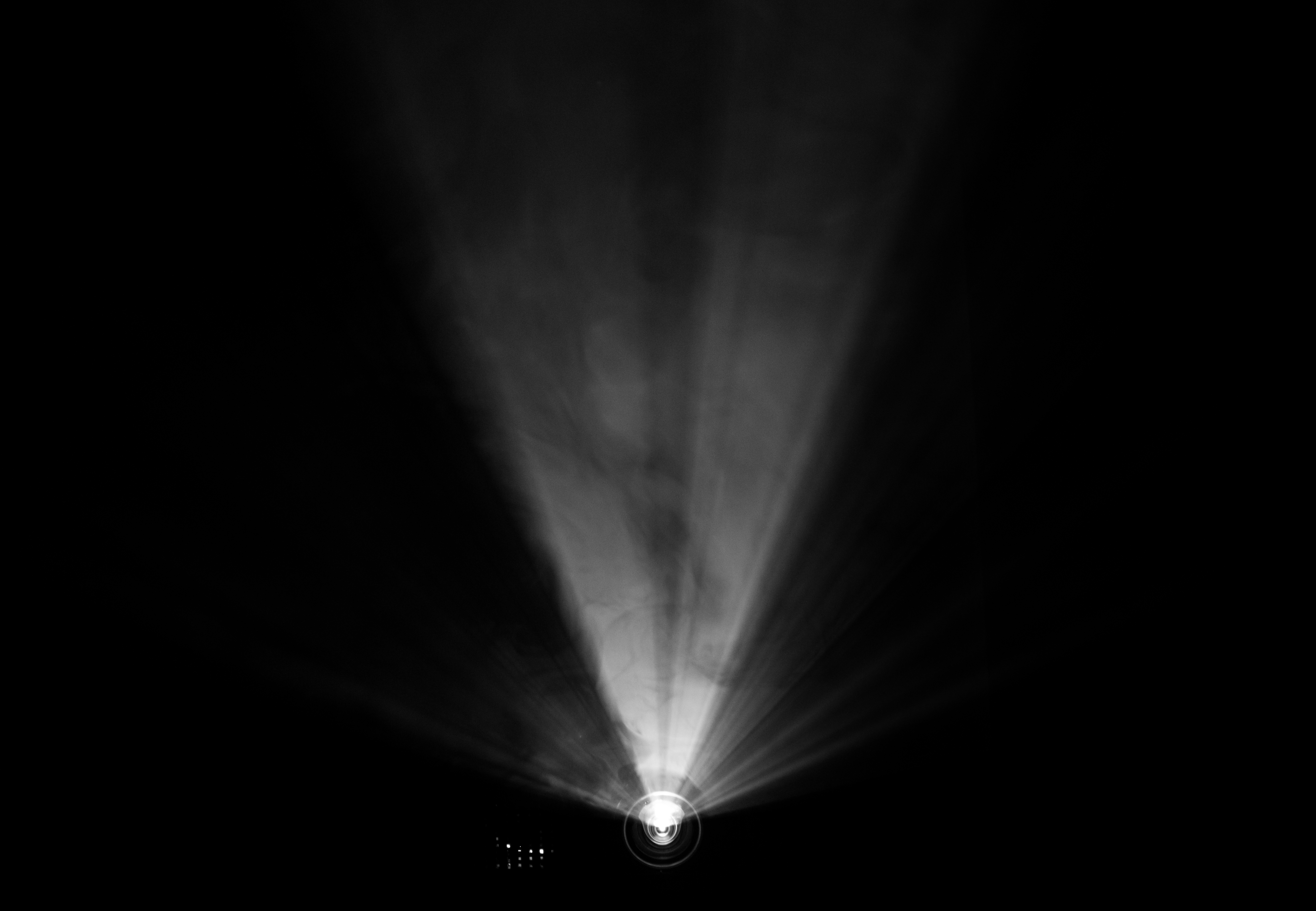 El haz de luz de un proyector | Foto: Getty Images