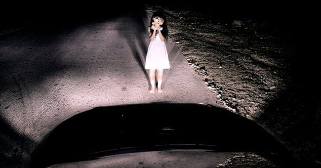 Una niña sola en una carretera | Foto: Shutterstock
