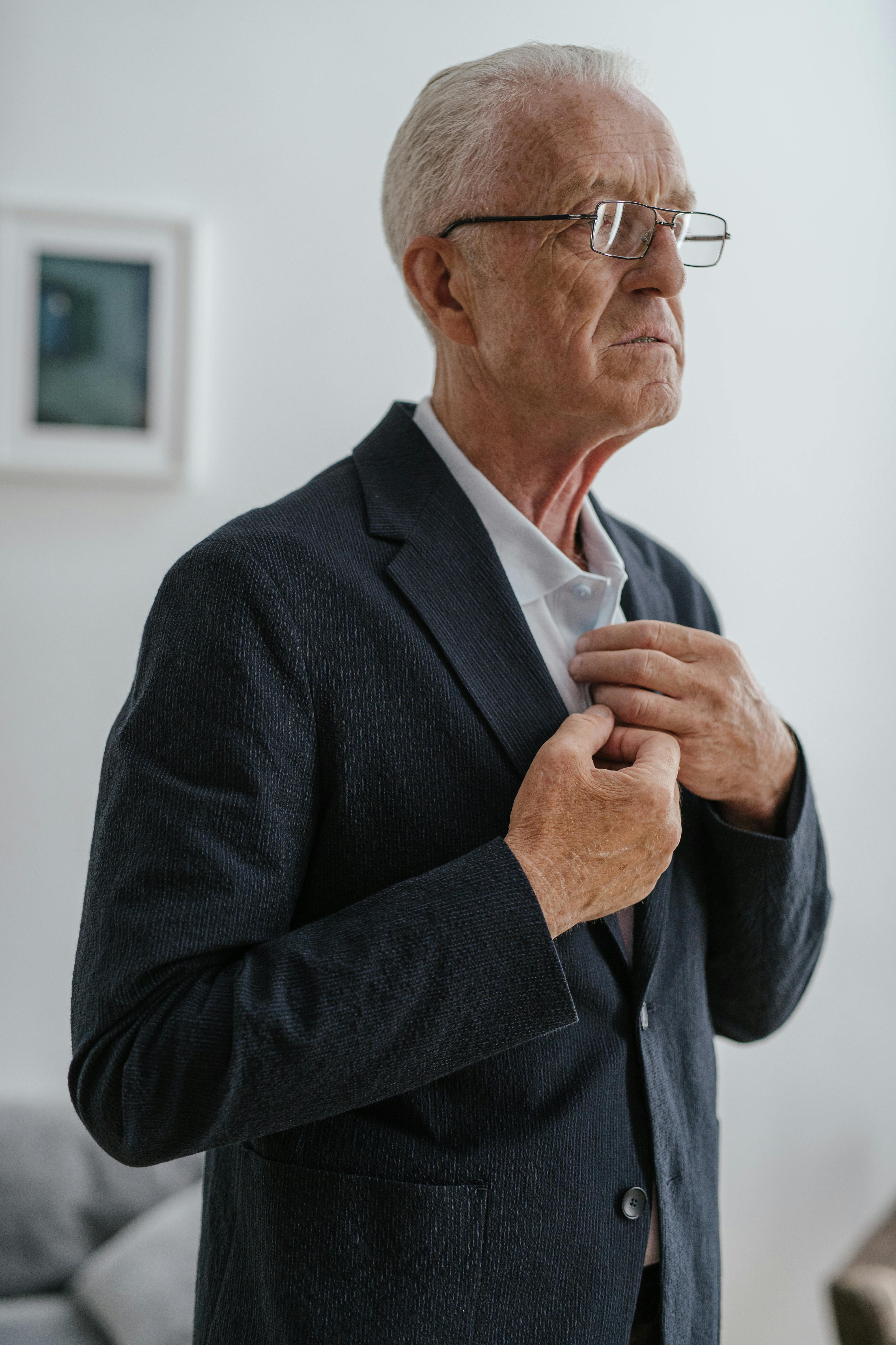 Un hombre serio con traje | Fuente: Pexels