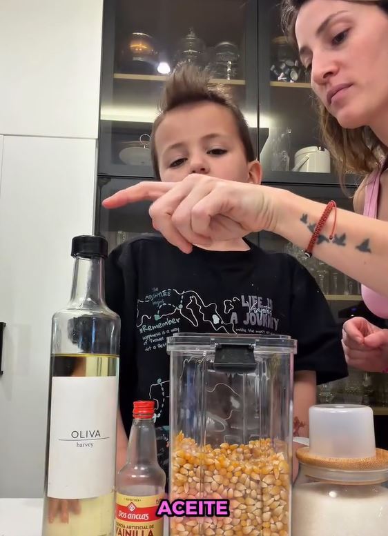Luca repasa los ingredientes junto a Mica Viciconte | Fuente: Instagram/micaviciconte