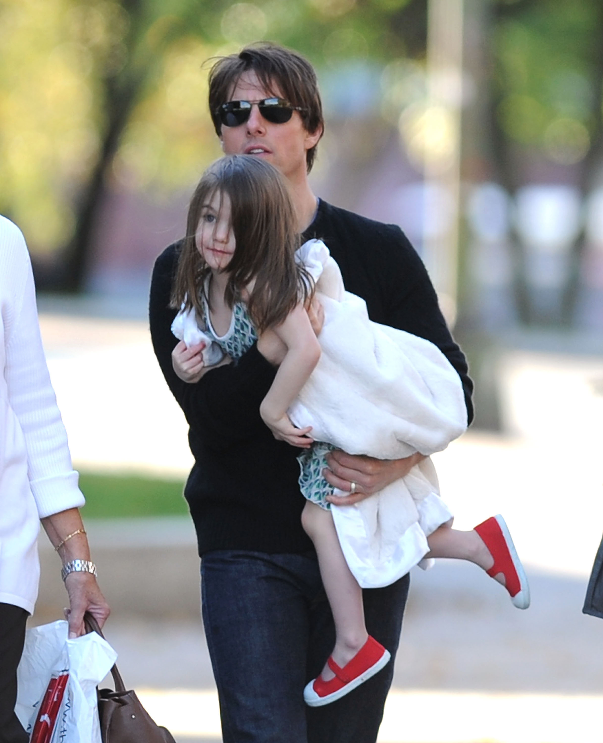 Suri y Tom Cruise vistos en Cambridge, Massachusetts, el 10 de octubre de 2009 | Fuente: Getty Images