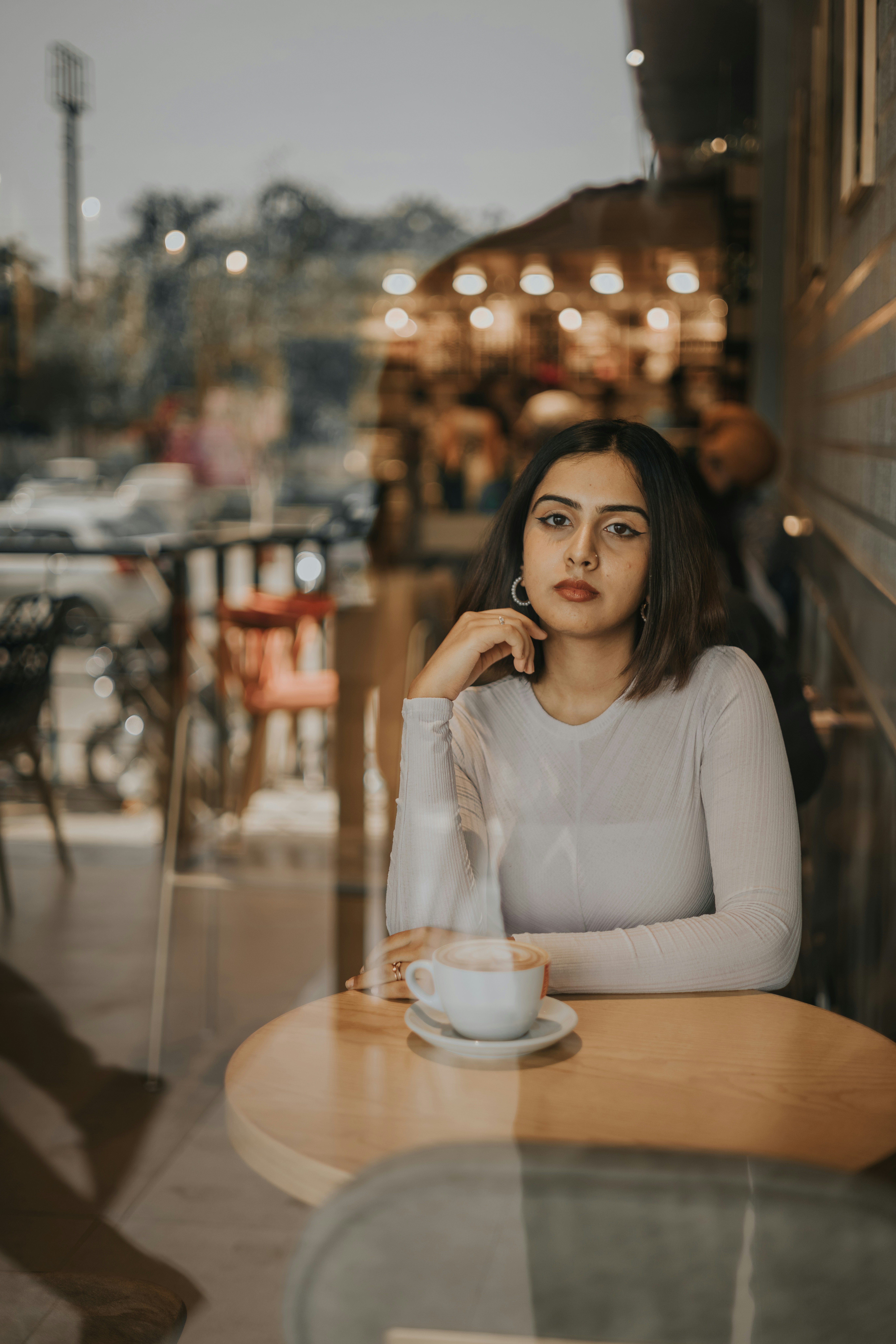Una joven en una cafetería | Fuente: Unsplash