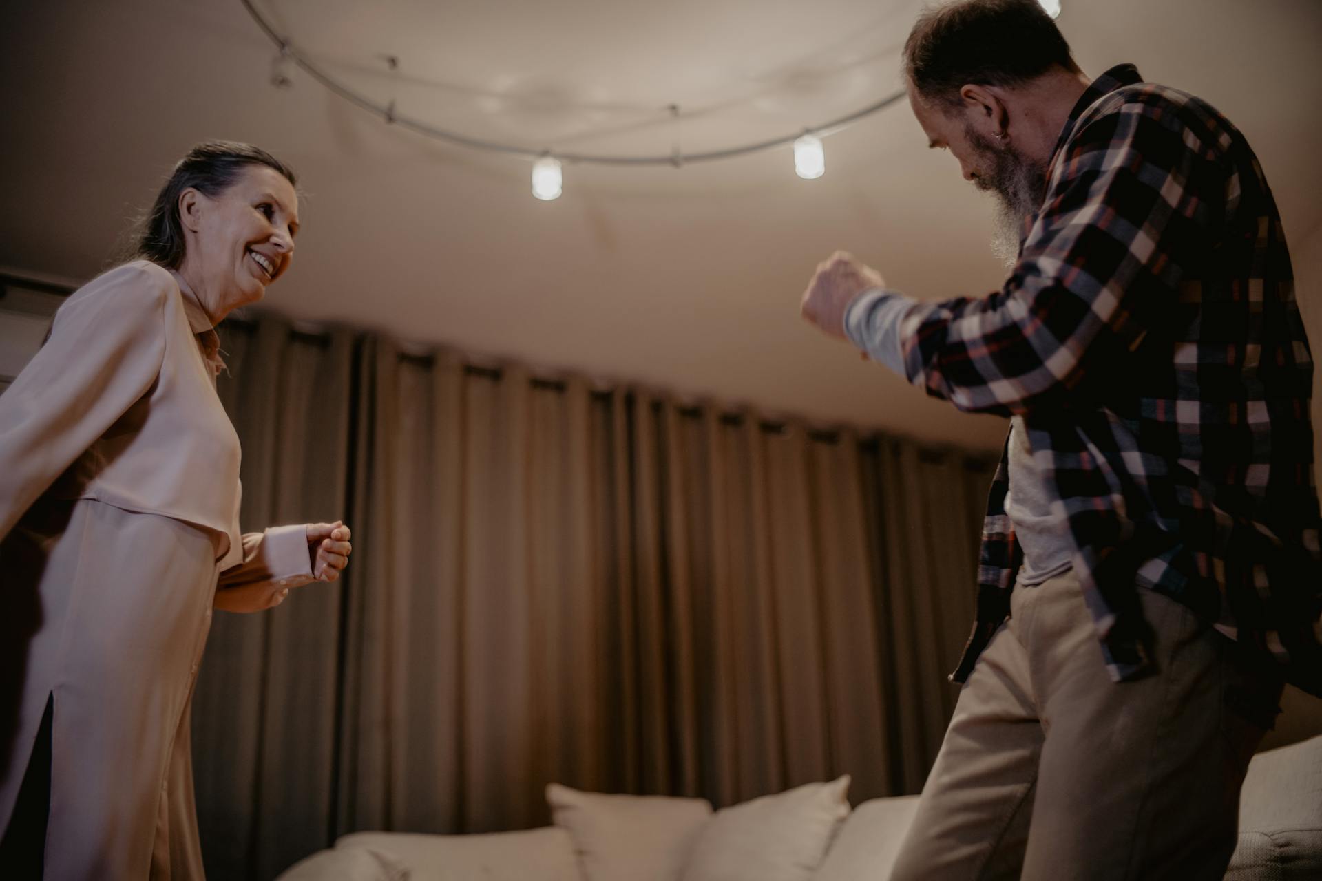 Un hombre y una mujer bailando | Fuente: Pexels