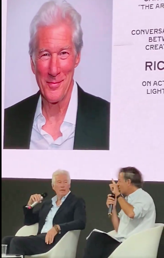 Richard Gere y un interlocutor no identificado hablando de su debut cinematográfico en 1978 en "Days of Heaven", publicado el 1 de septiembre de 2024 | Fuente: X/@chrissgardner