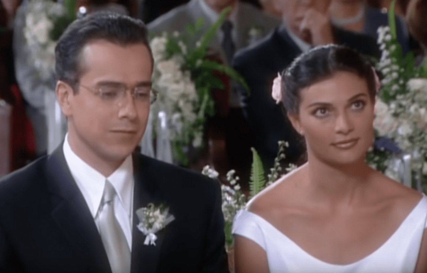 Betty y don Armando celebrando su boda en la telenovela 'Yo soy Betty, la fea'. | Foto: YouTube/Canal RCN