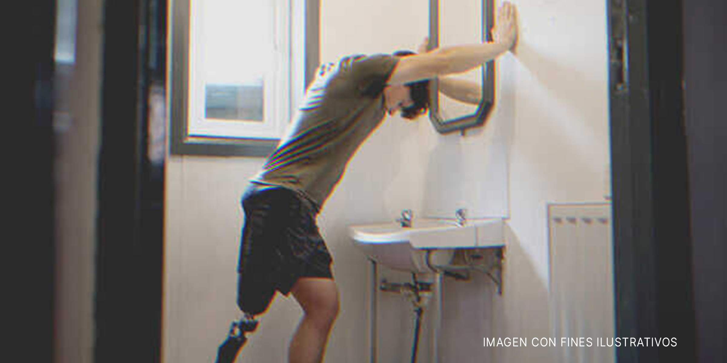 Adolescente con una pierna ortopédica en un baño | Foto: Getty Images