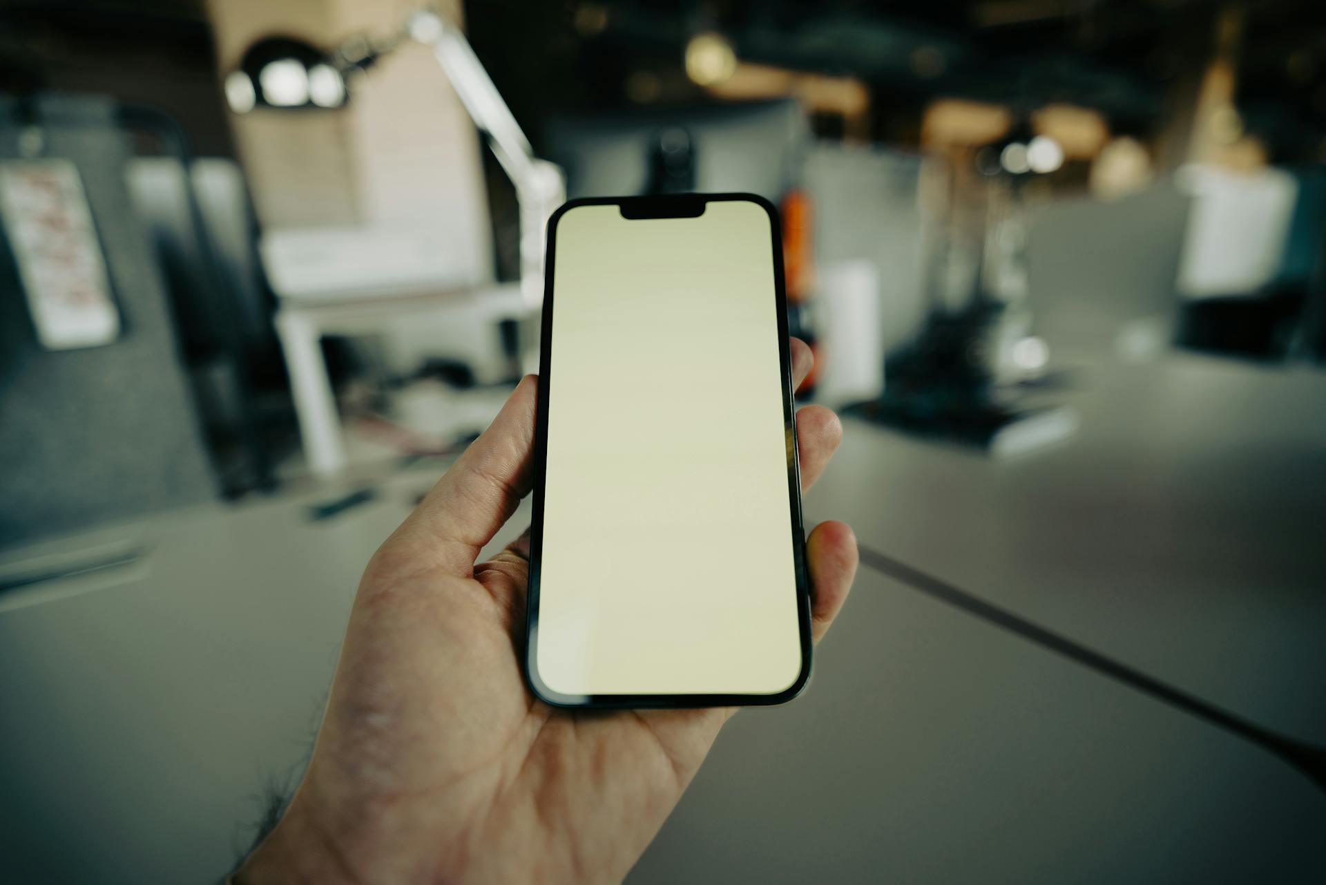 Un hombre con un teléfono móvil en la mano | Fuente: Pexels