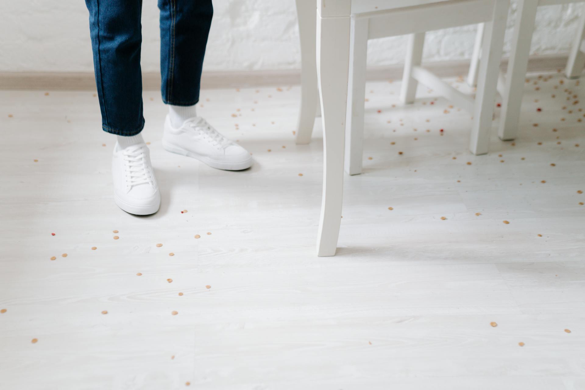 Cereales derramados sobre un suelo de baldosas | Fuente: Pexels